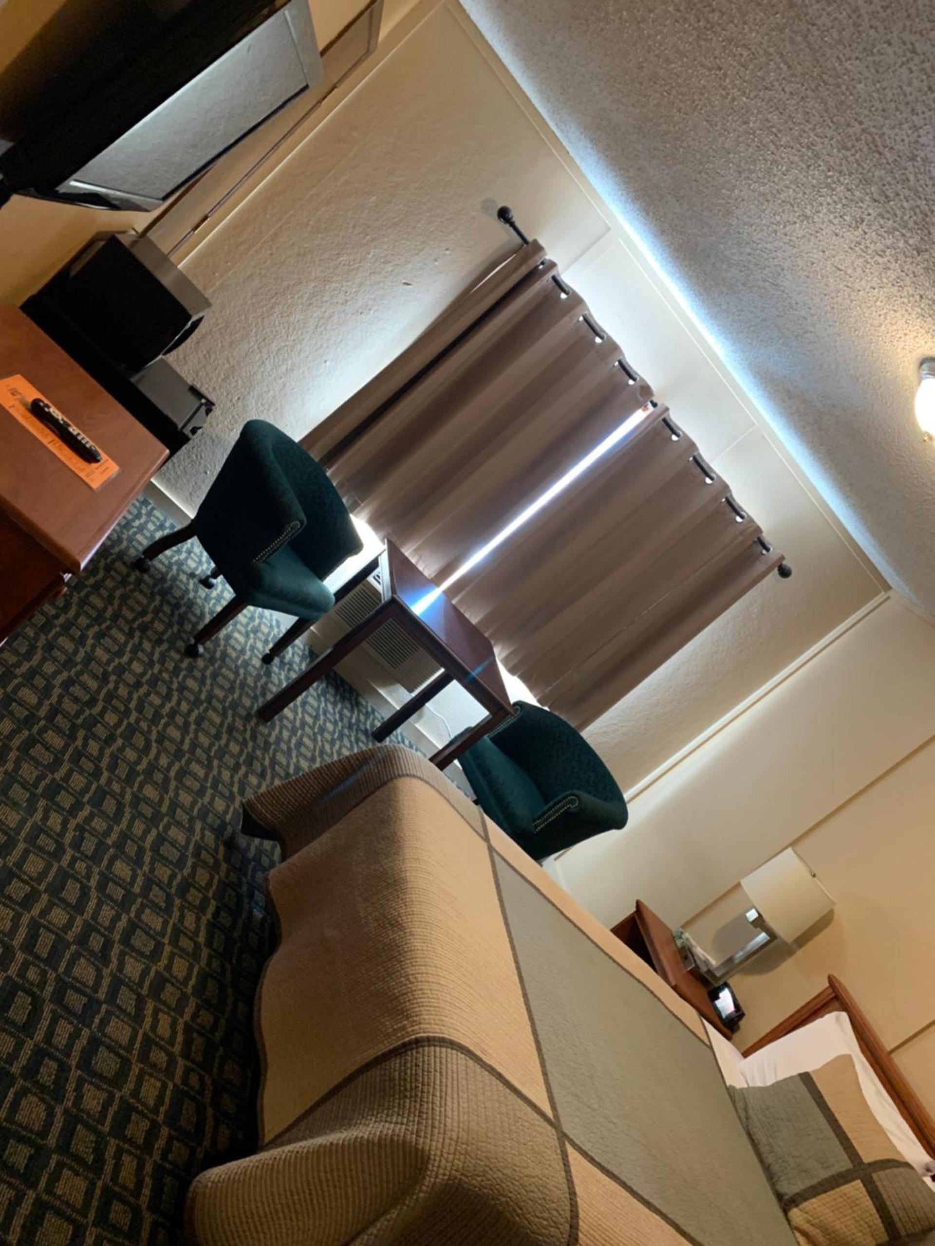Townhouse Inn & Suites photo 12