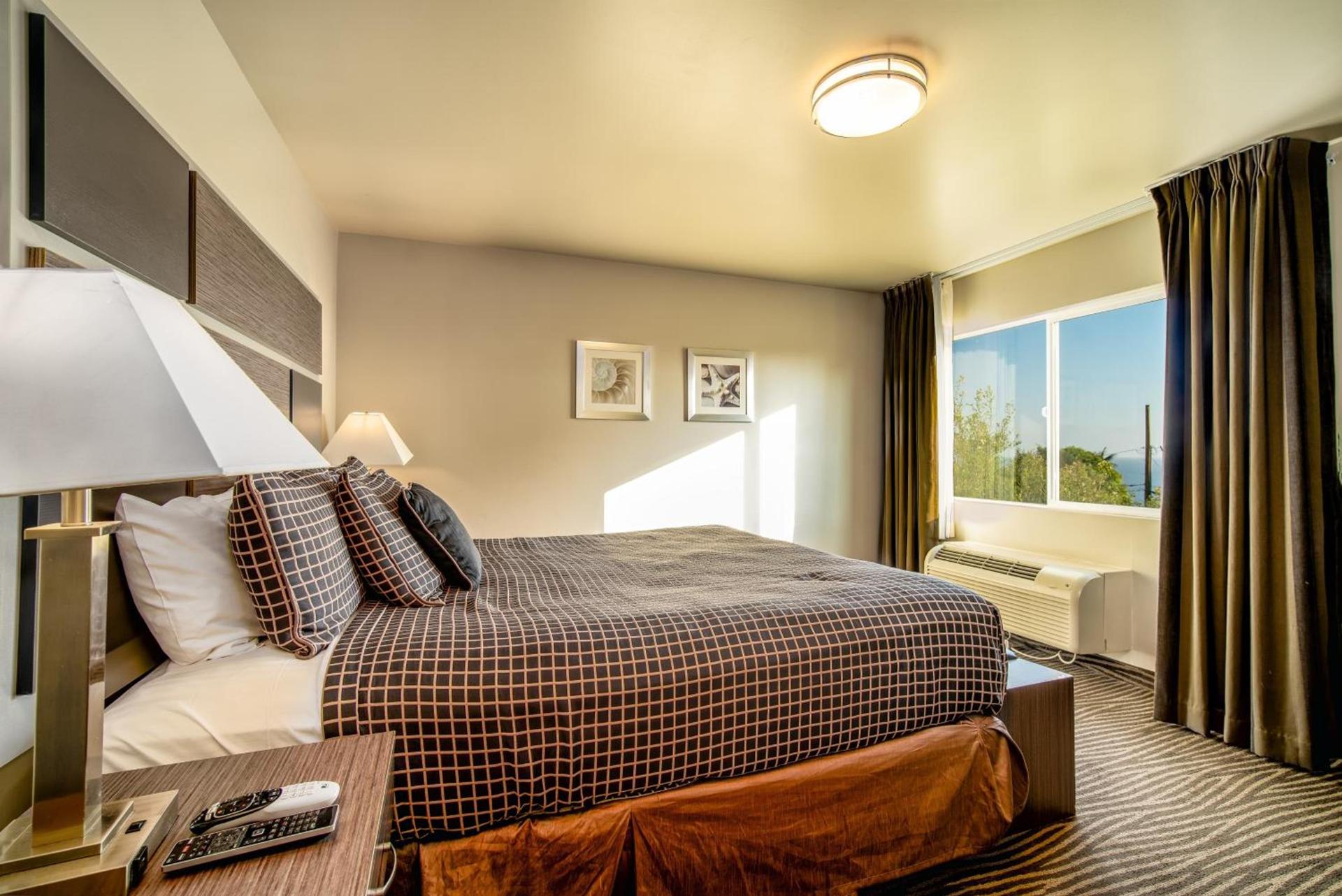 Crescent Bay Inn photo 6