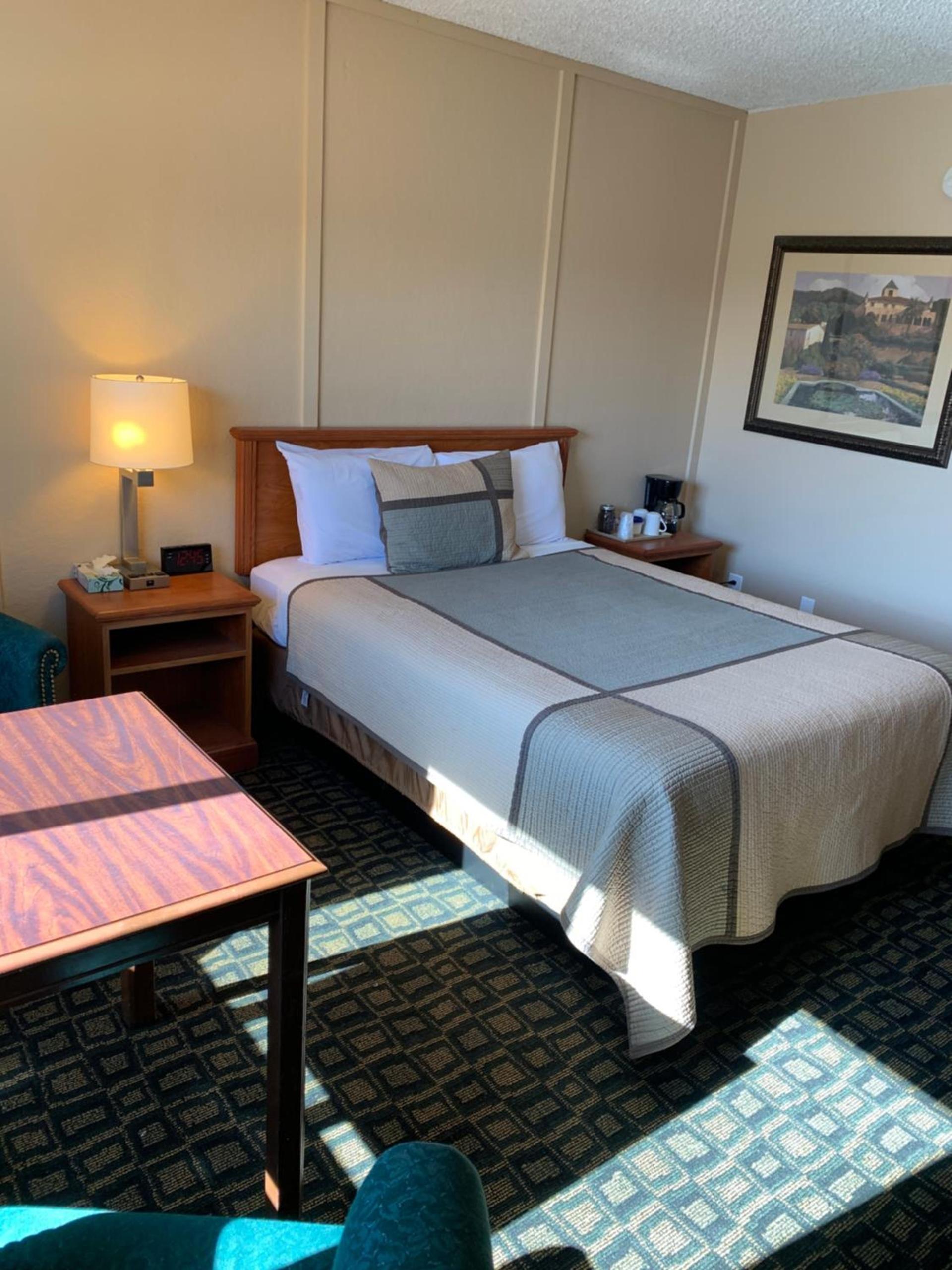 Townhouse Inn & Suites photo 17