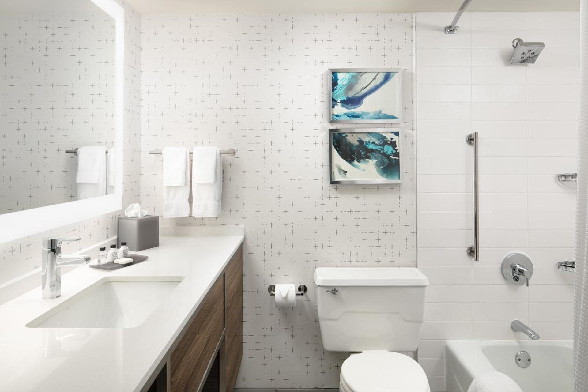Crowne Plaza Dallas Market Ctr - Love Field, an IHG Hotel photo 2