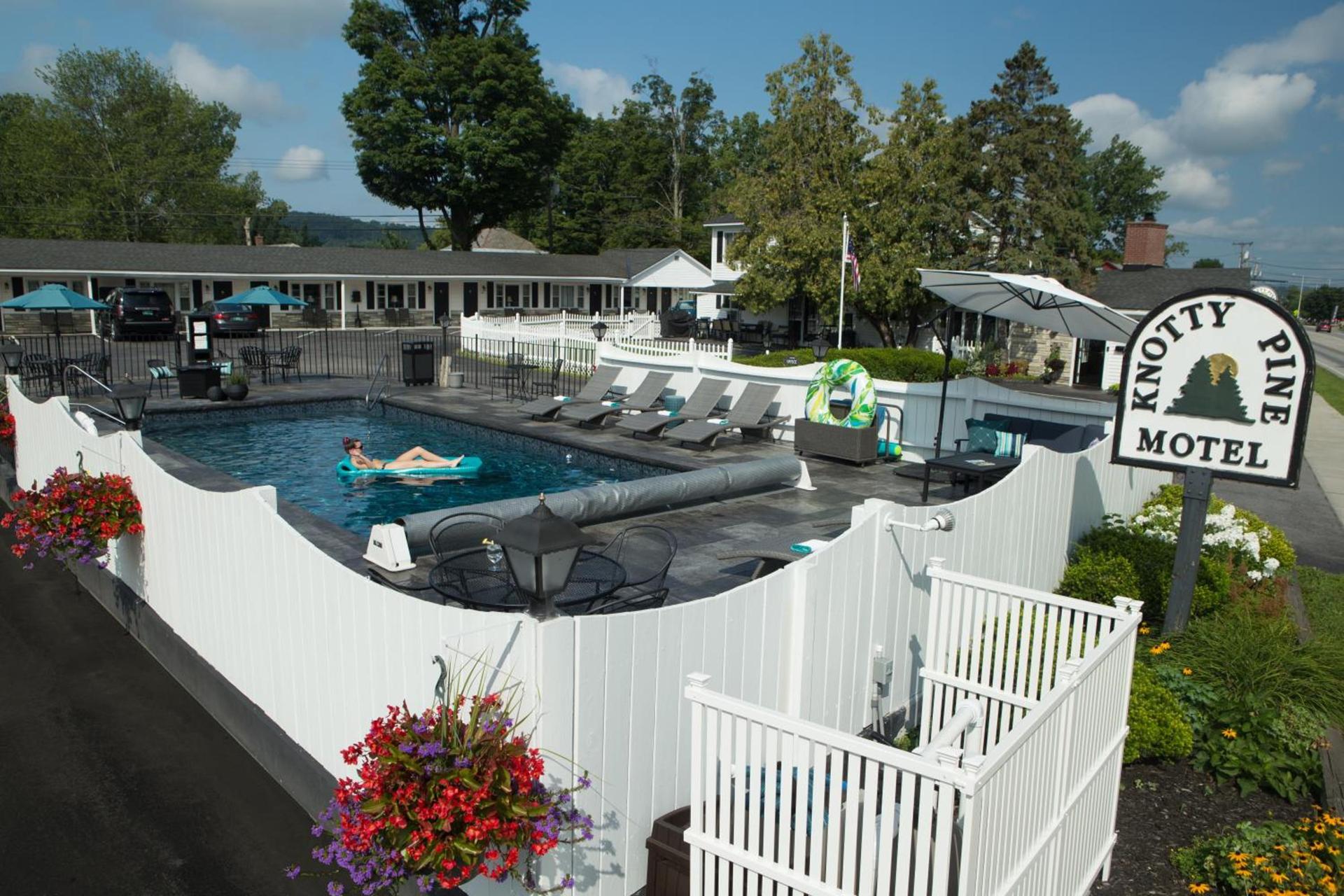 Knotty Pine Motel photo 6