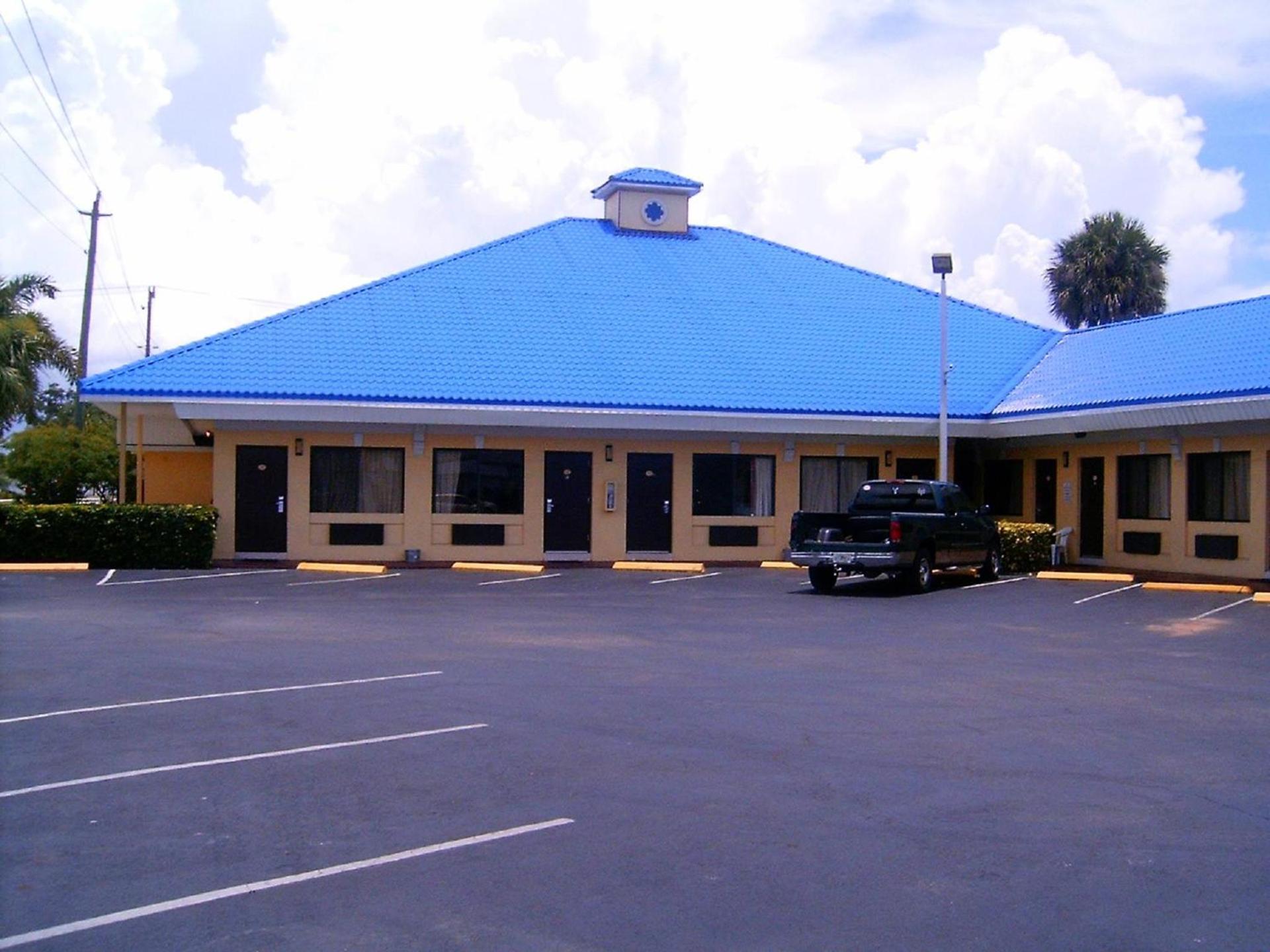 Budget Inn of Okeechobee photo 2