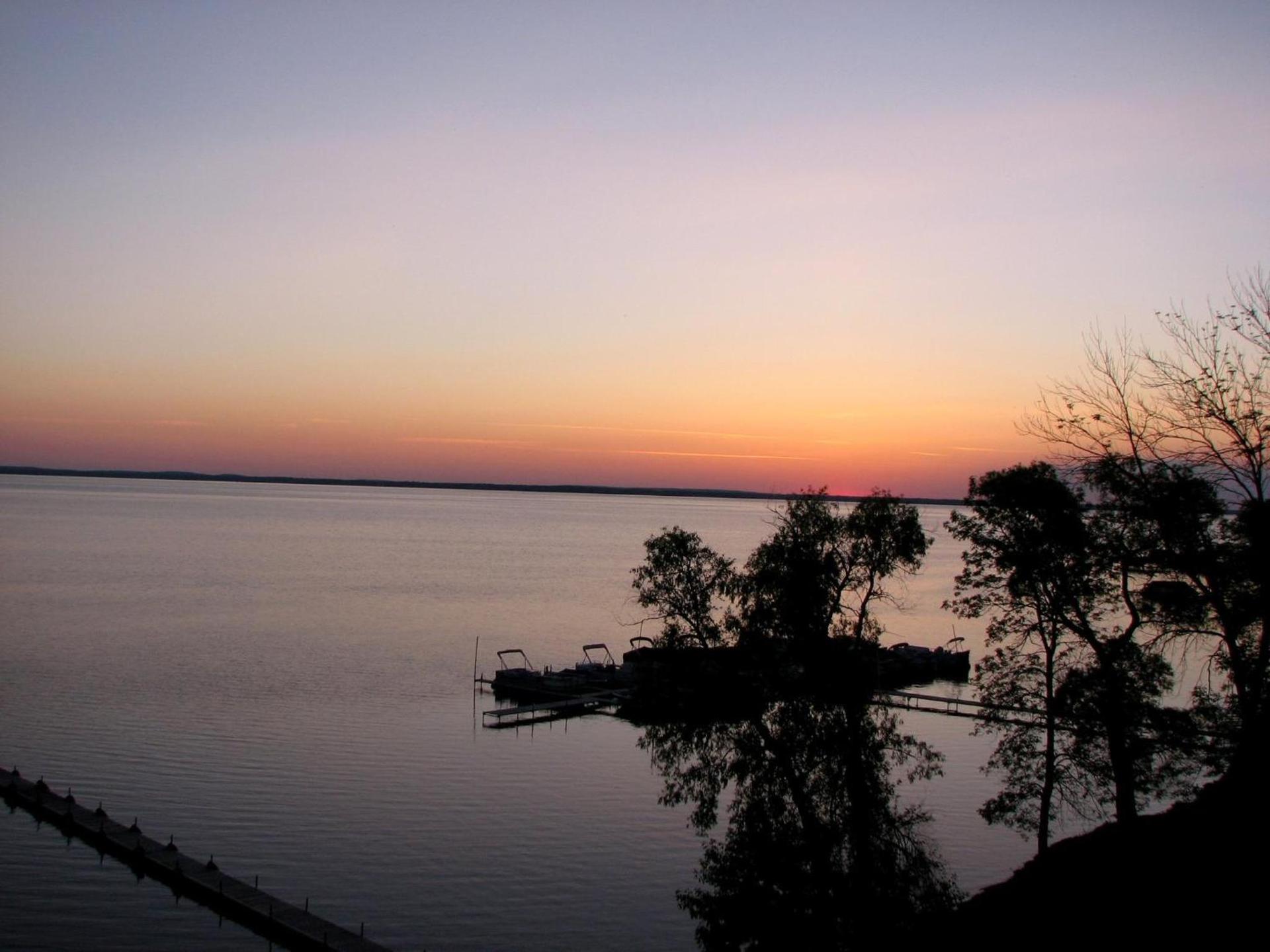 Beachfront Hotel Houghton Lake photo 34