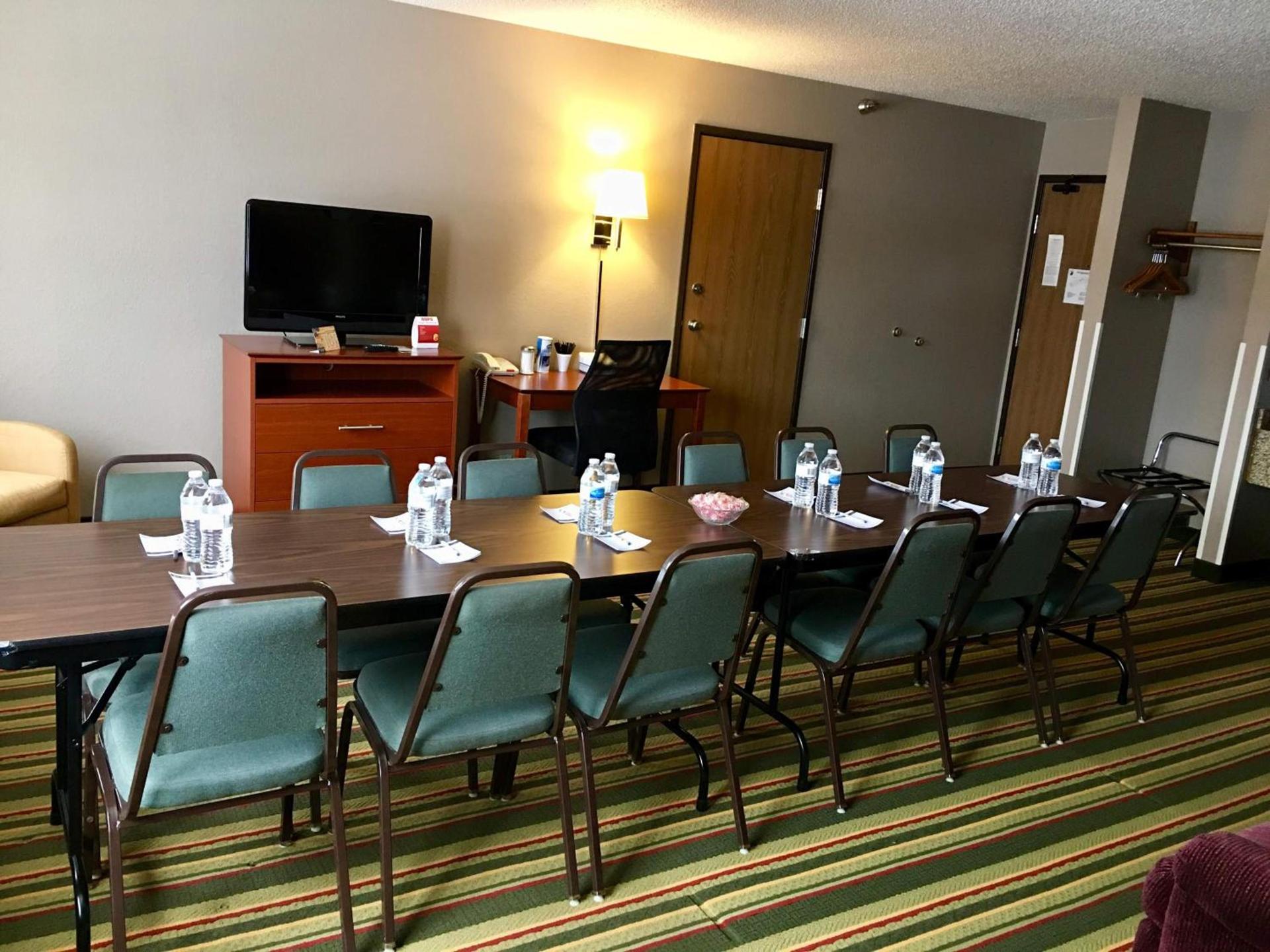 Super 8 by Wyndham Clearfield photo 23