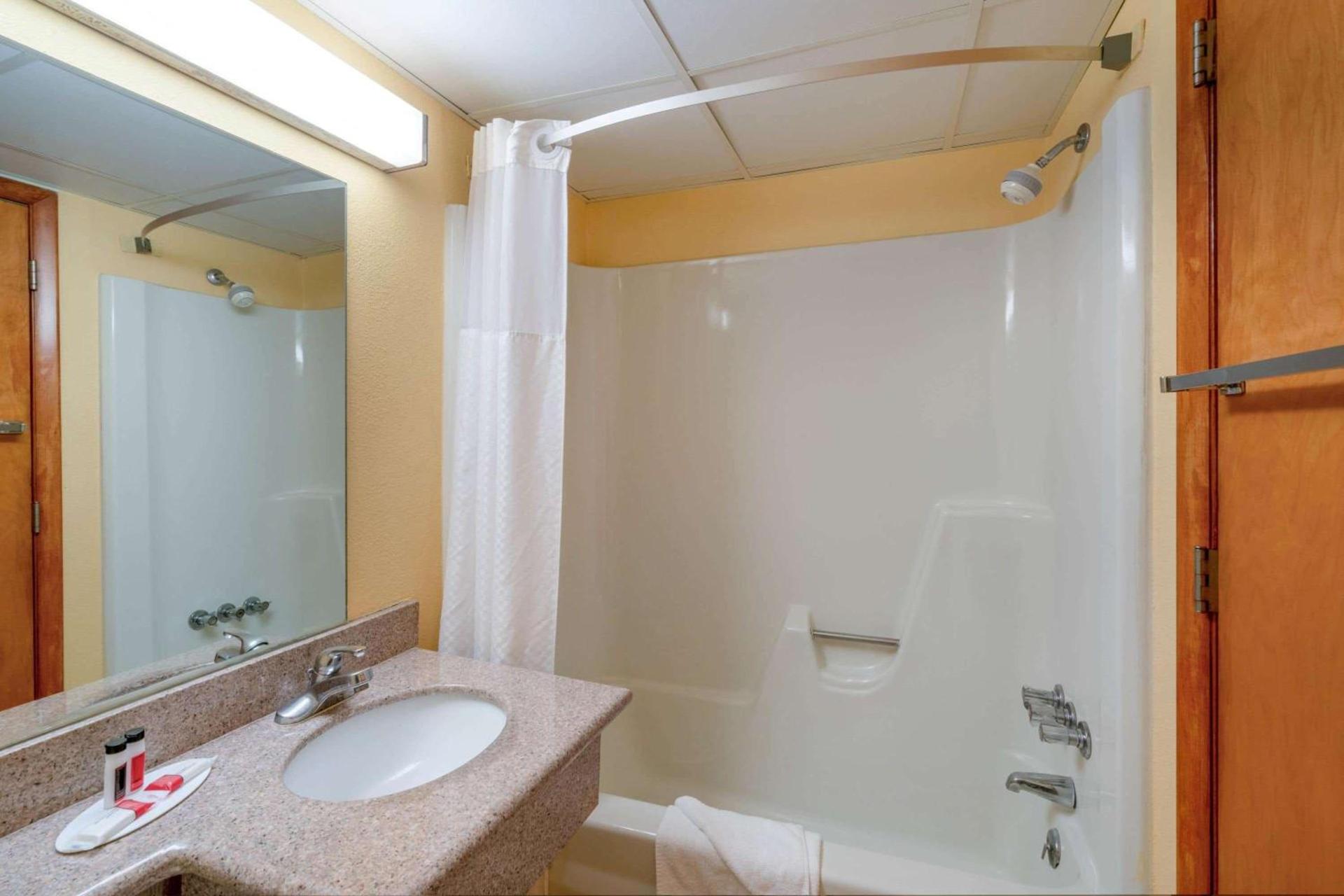 Days Inn by Wyndham Scranton PA photo 17