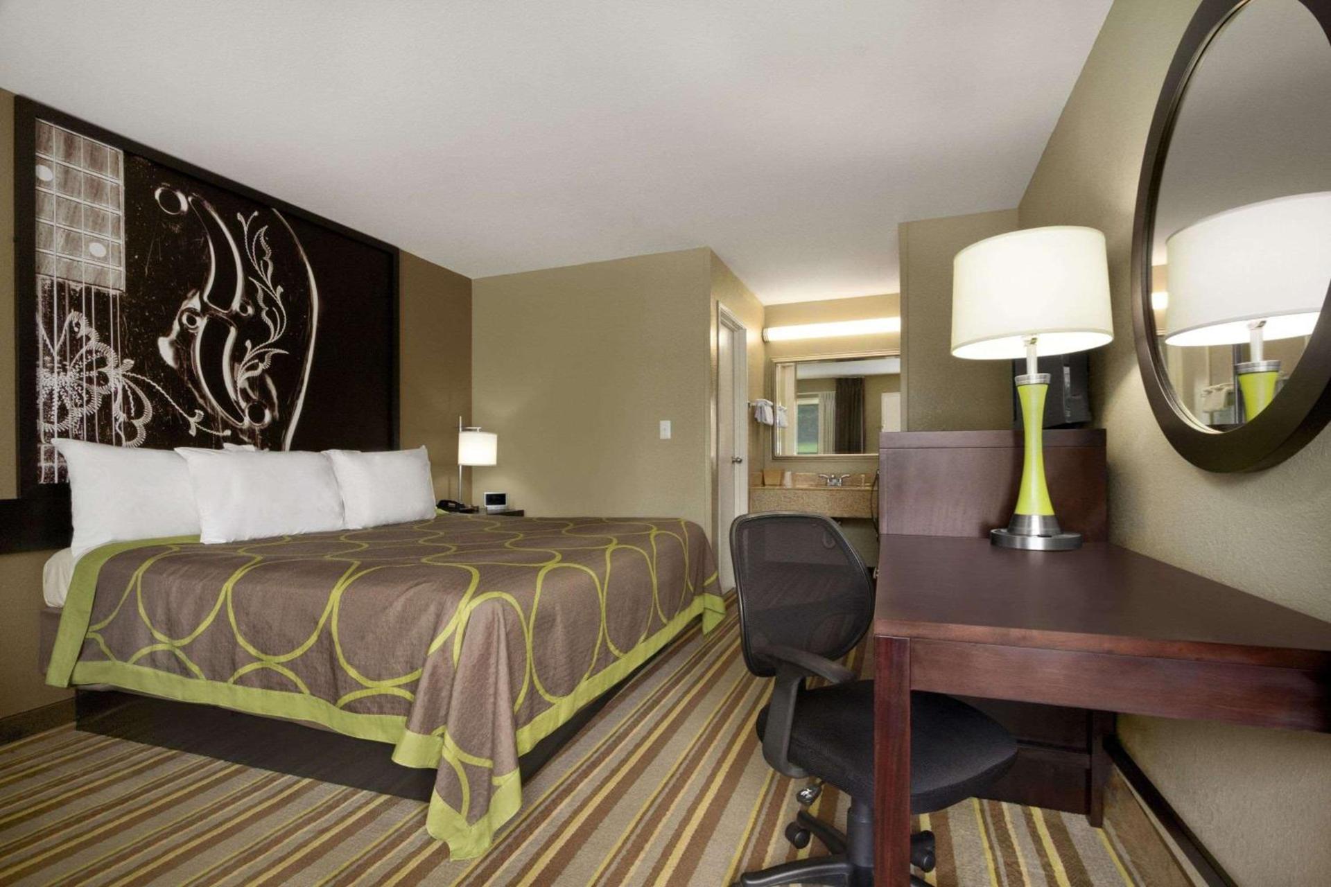 Super 8 by Wyndham Tupelo Airport photo 4