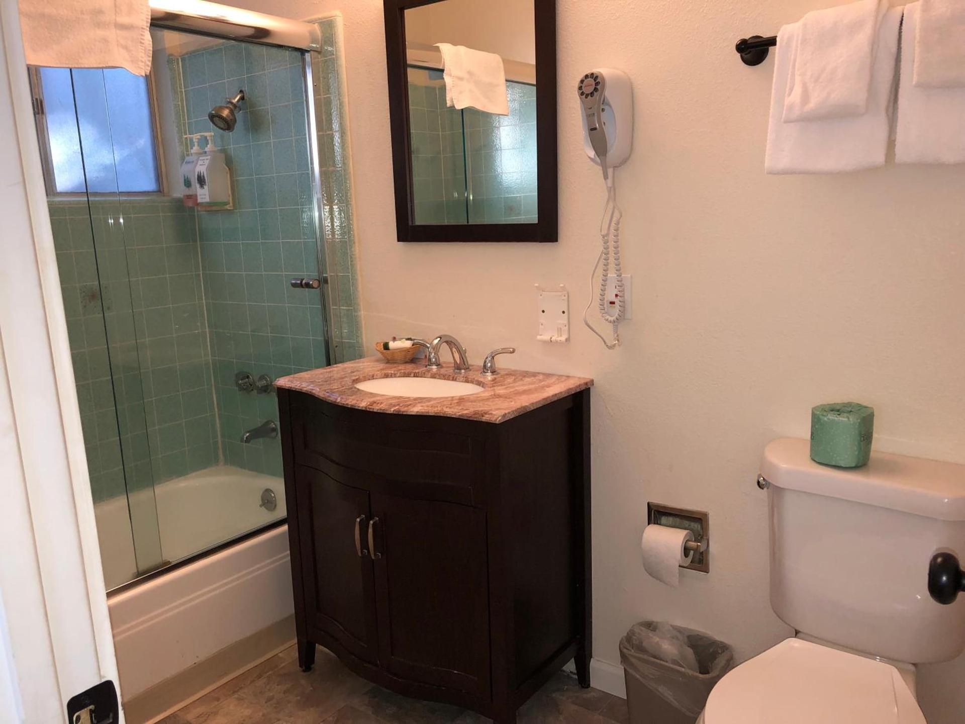 Cedar Inn & Suites photo 18