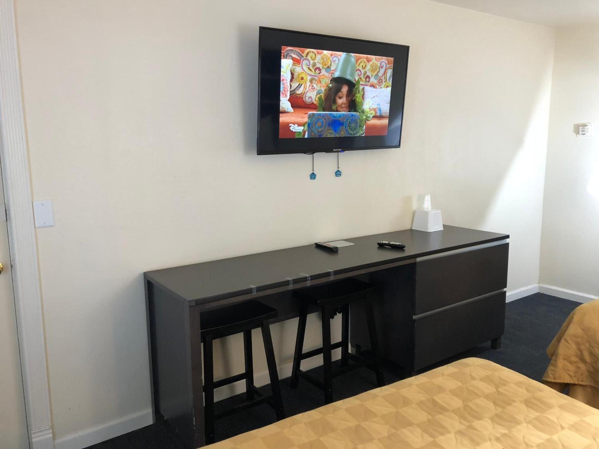 Cedar Inn & Suites photo 20
