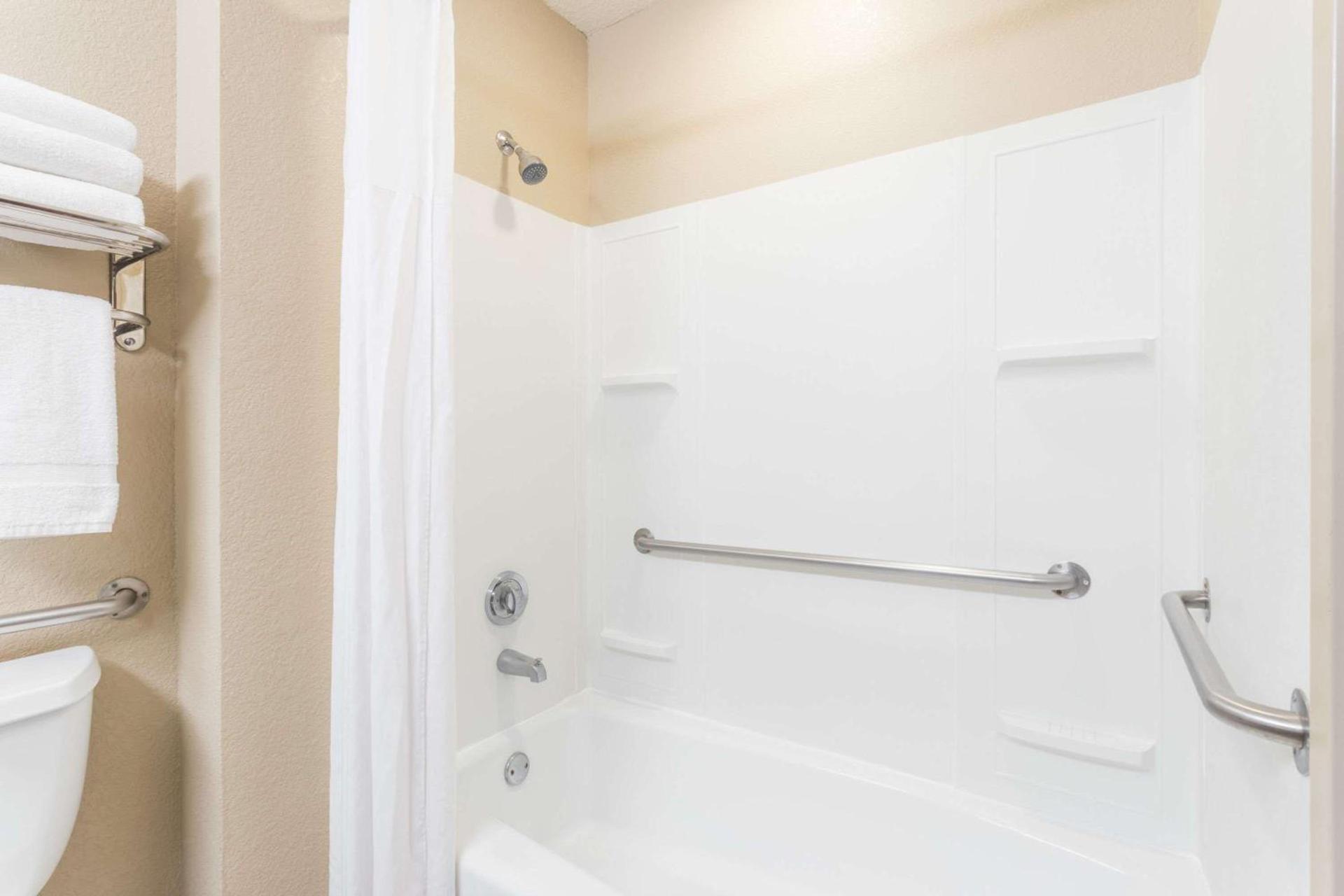 Days Inn & Suites by Wyndham Lakeland photo 11