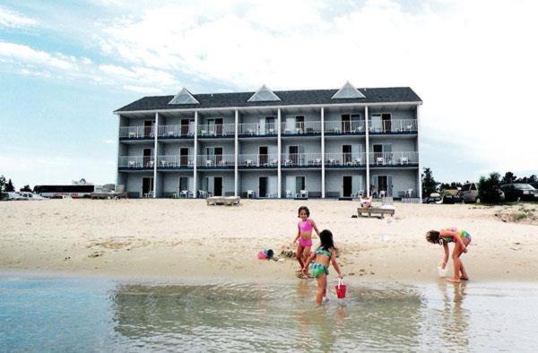 Ramada by Wyndham Mackinaw City Waterfront photo 2