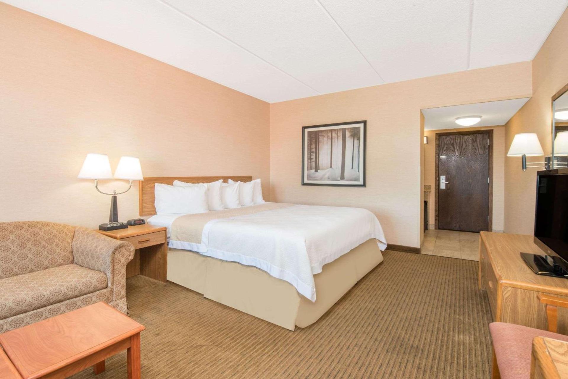 Days Inn by Wyndham Duluth Lakewalk photo 40