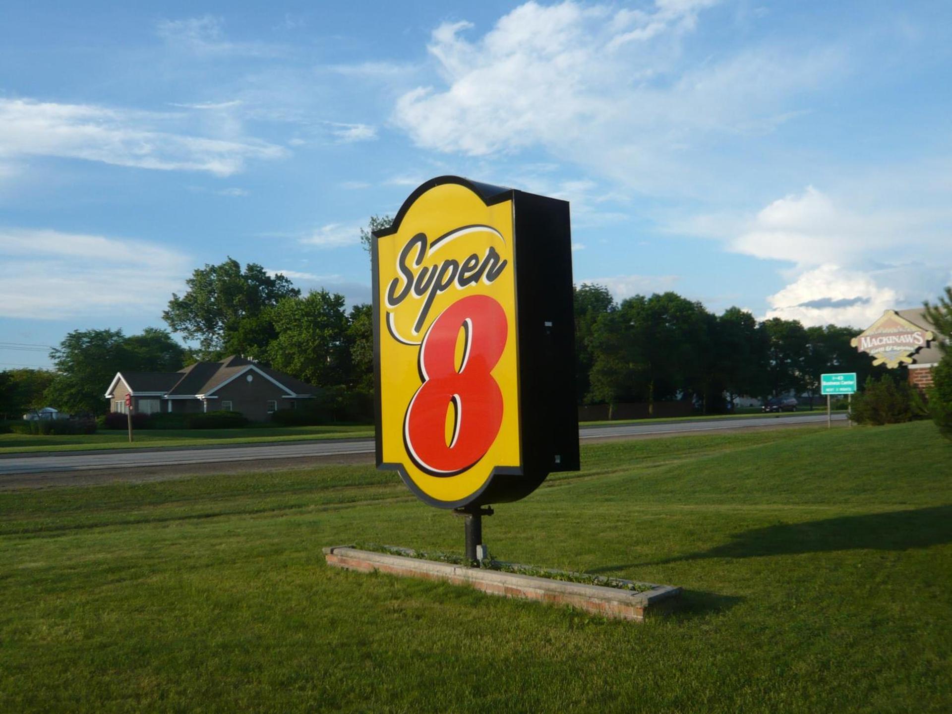 Super 8 by Wyndham Green Bay I-43 Bus. Park photo 24