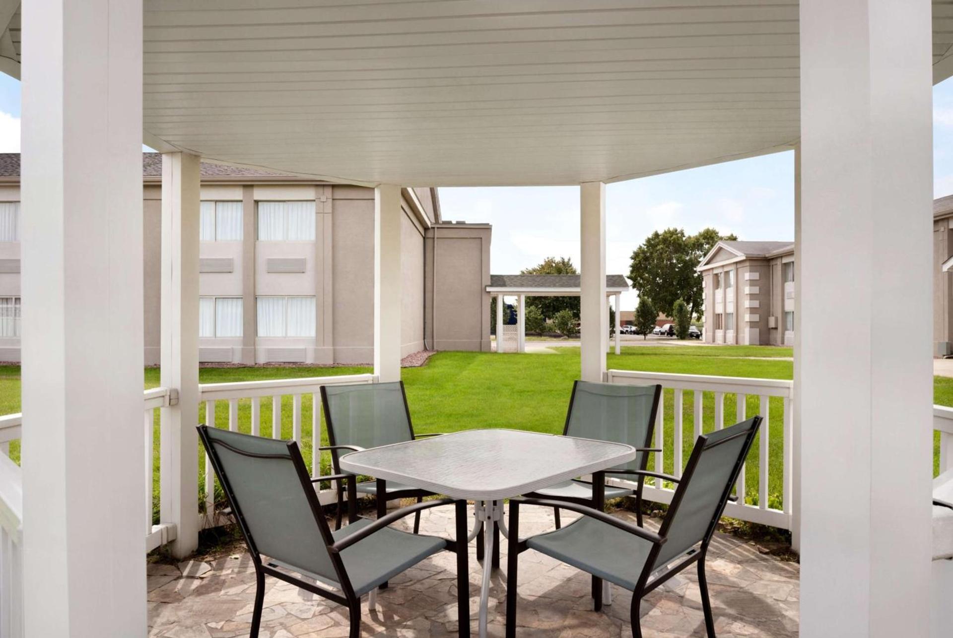 Super 8 by Wyndham Des Moines photo 31