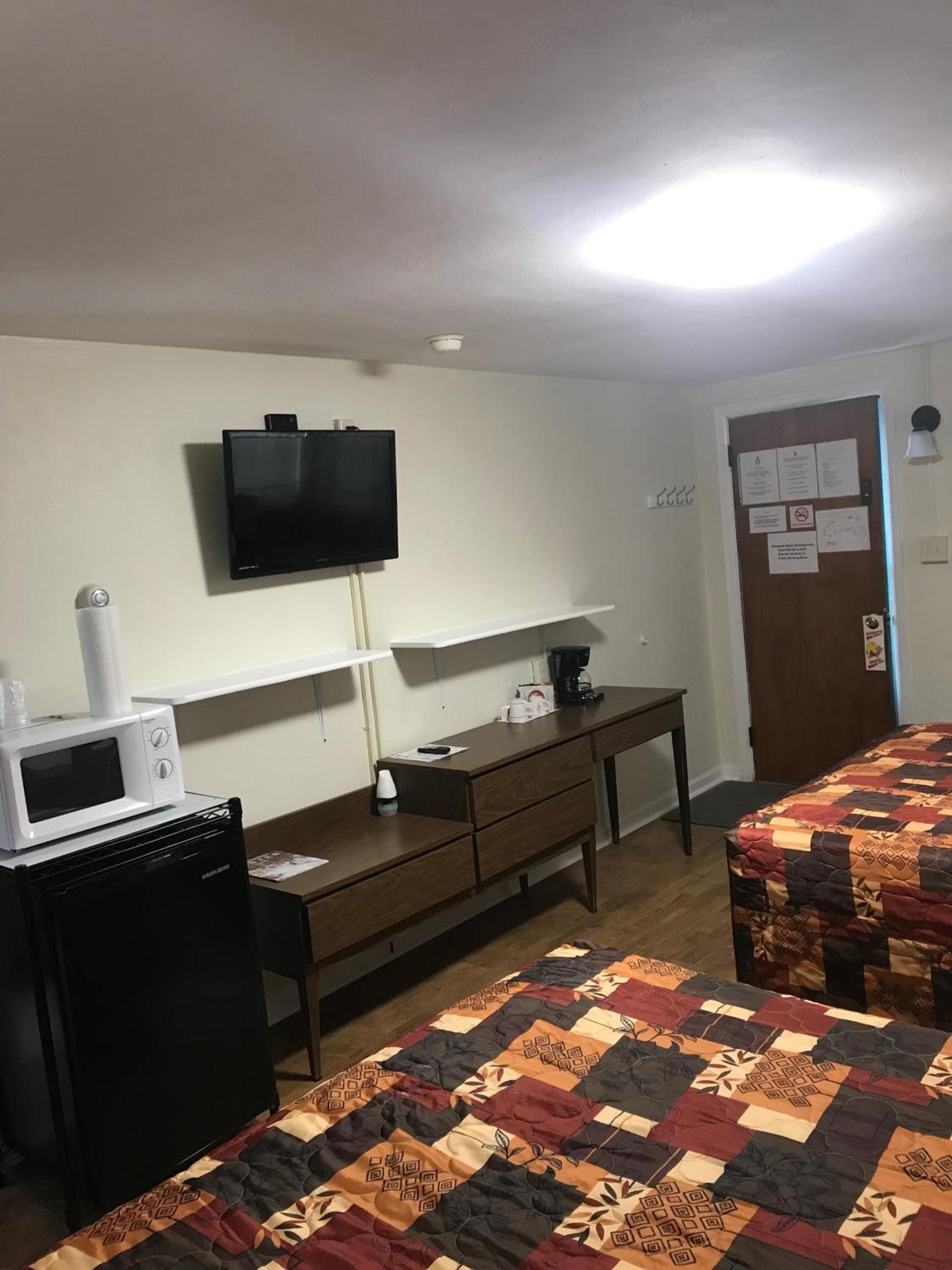 Evergreen Motel photo 18