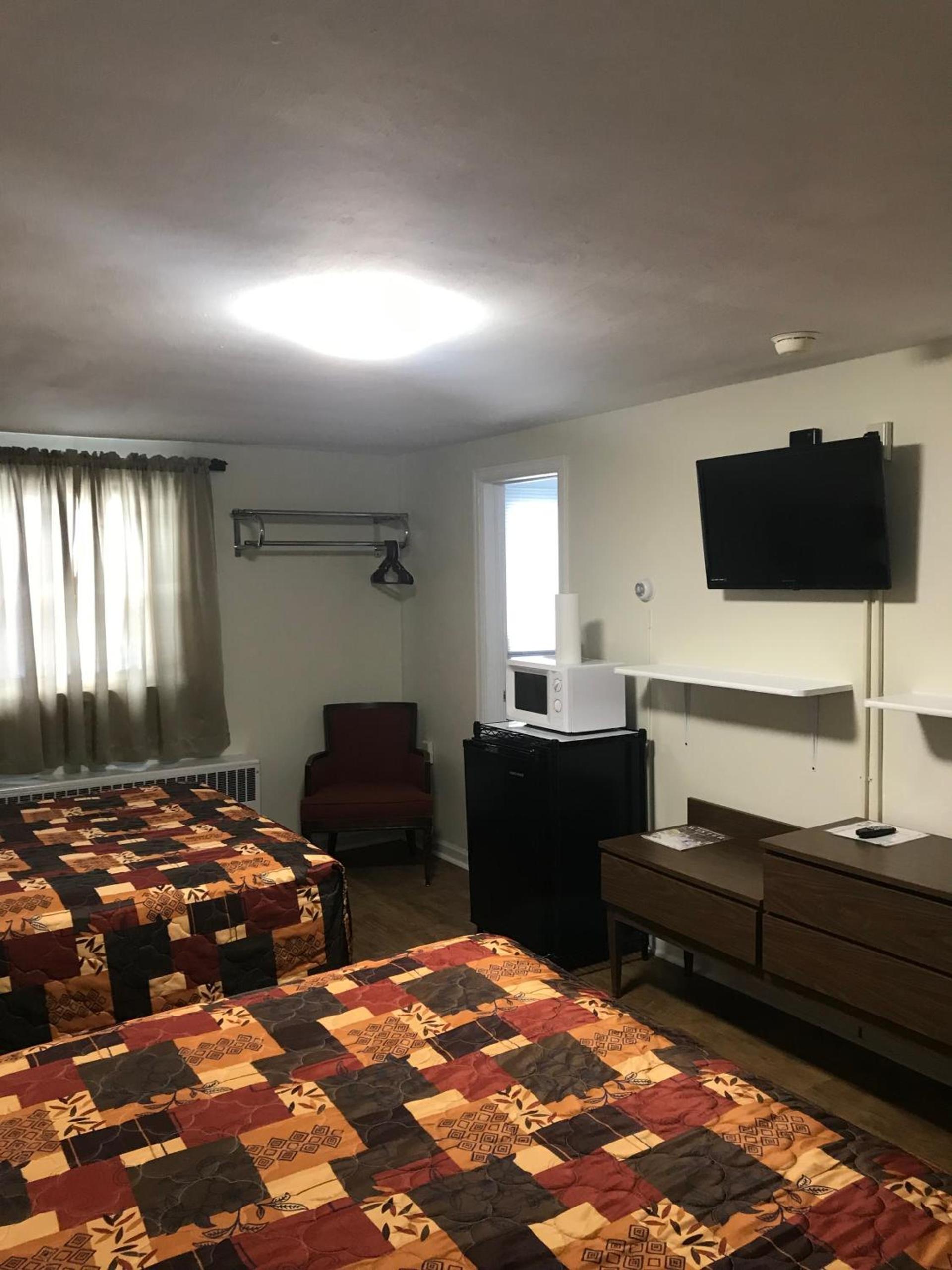Evergreen Motel photo 55