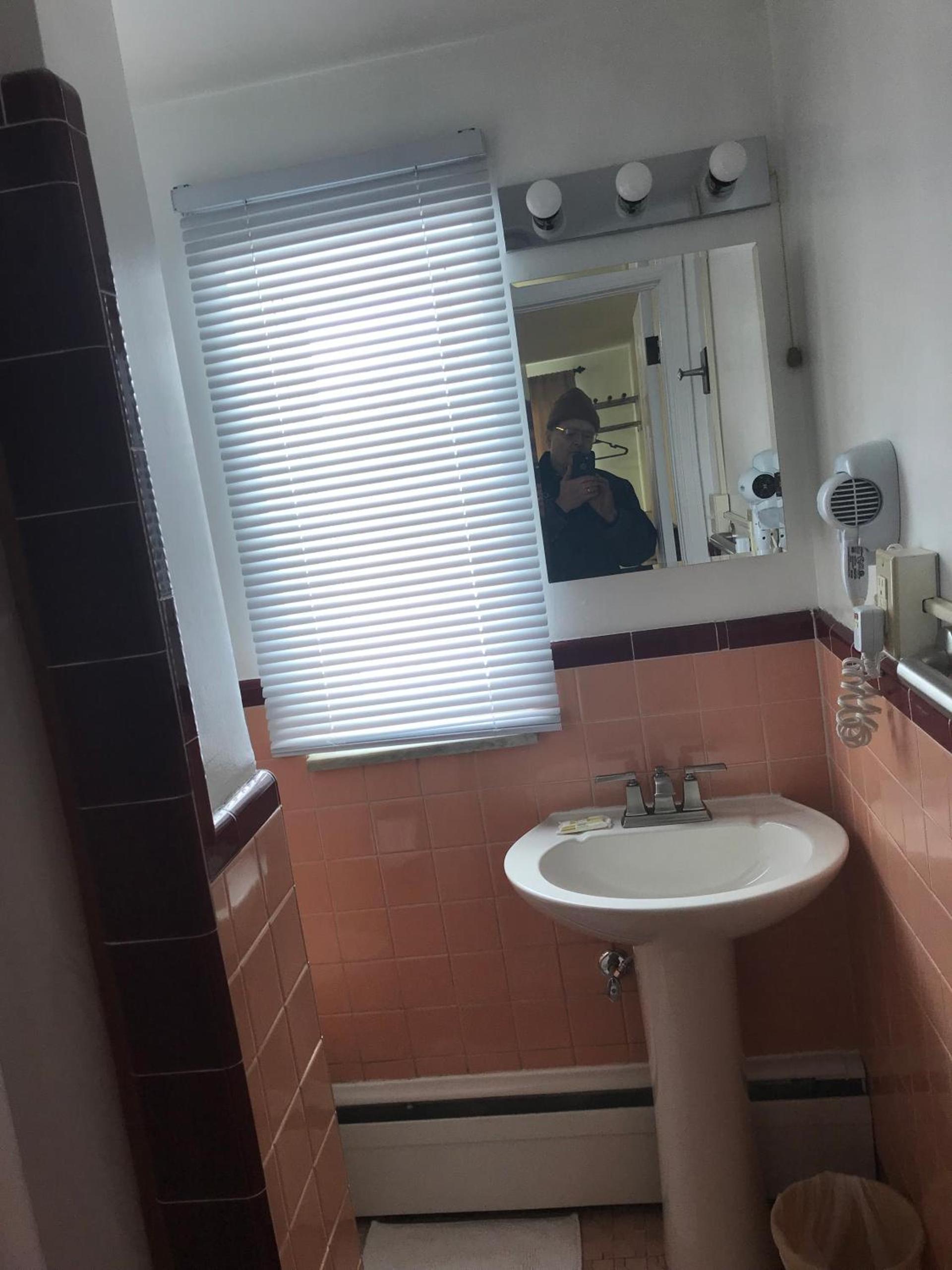Evergreen Motel photo 16