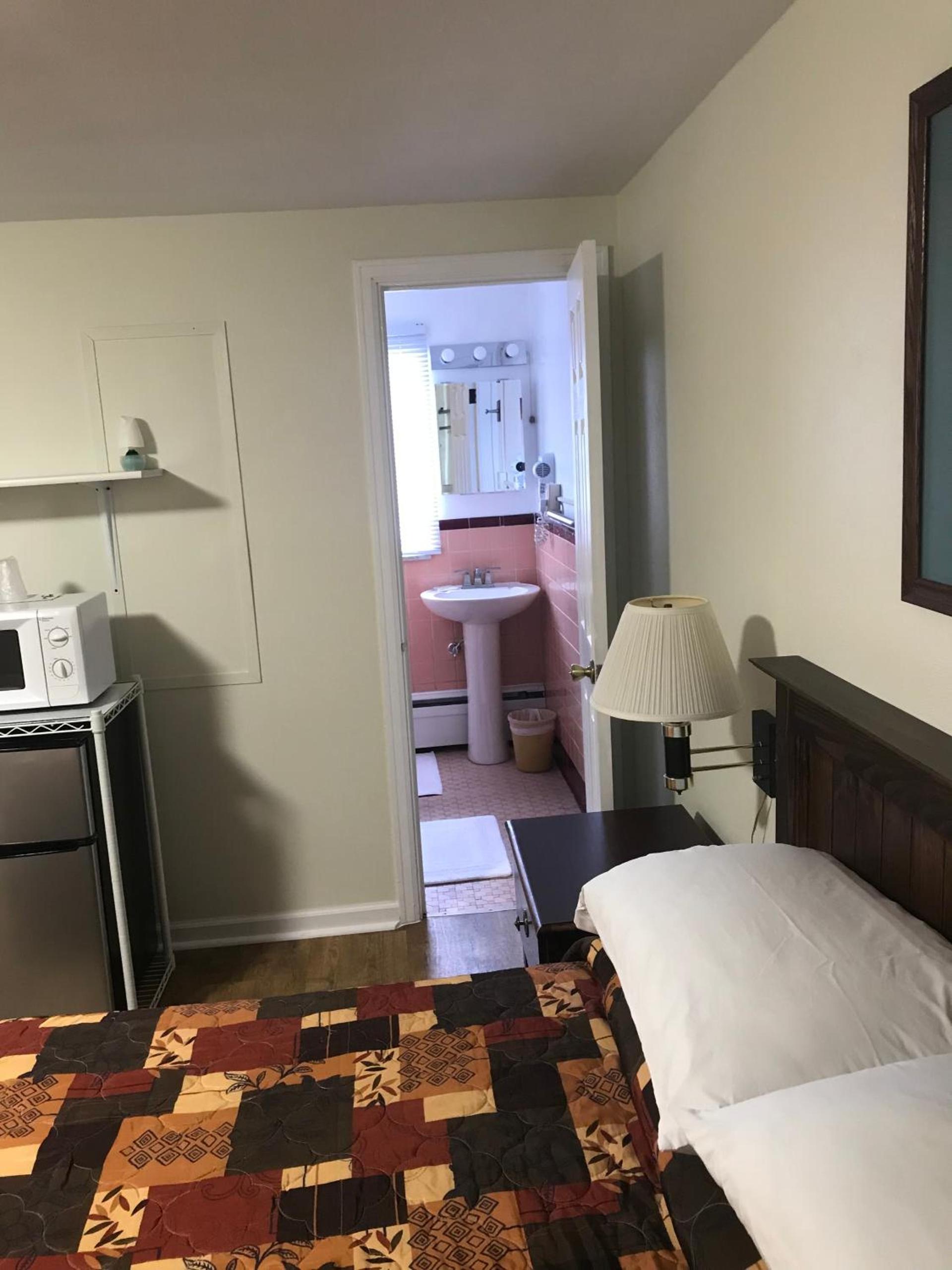 Evergreen Motel photo 15