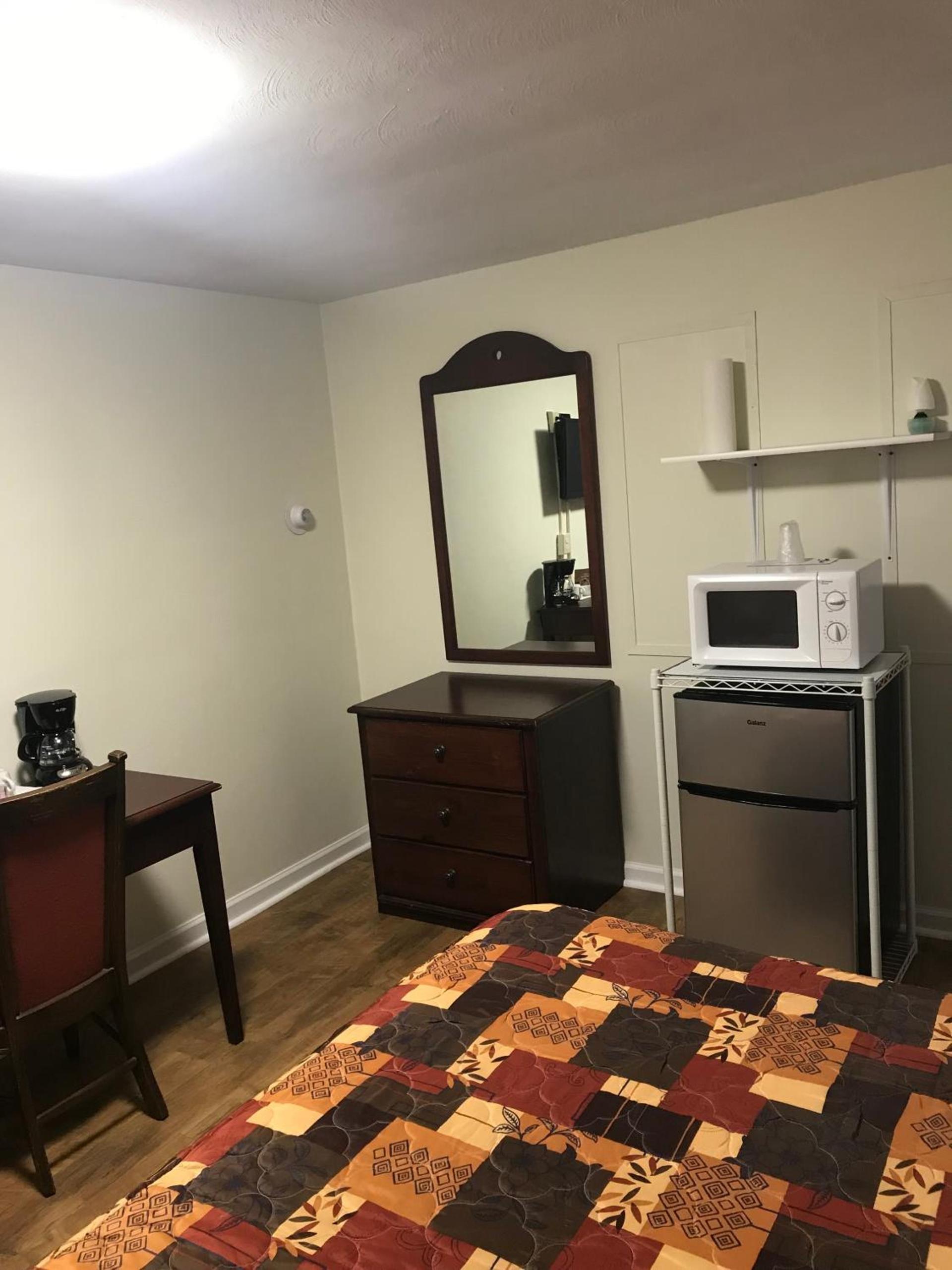 Evergreen Motel photo 14