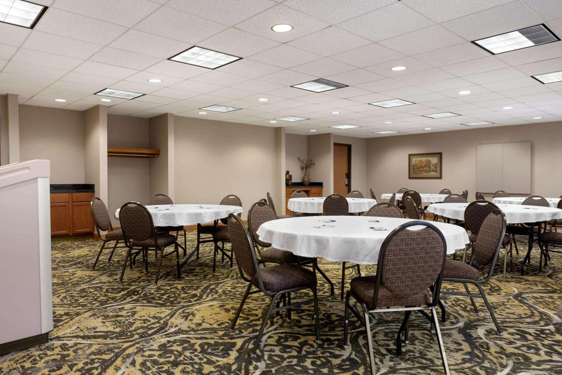 Wingate by Wyndham Bentonville photo 12