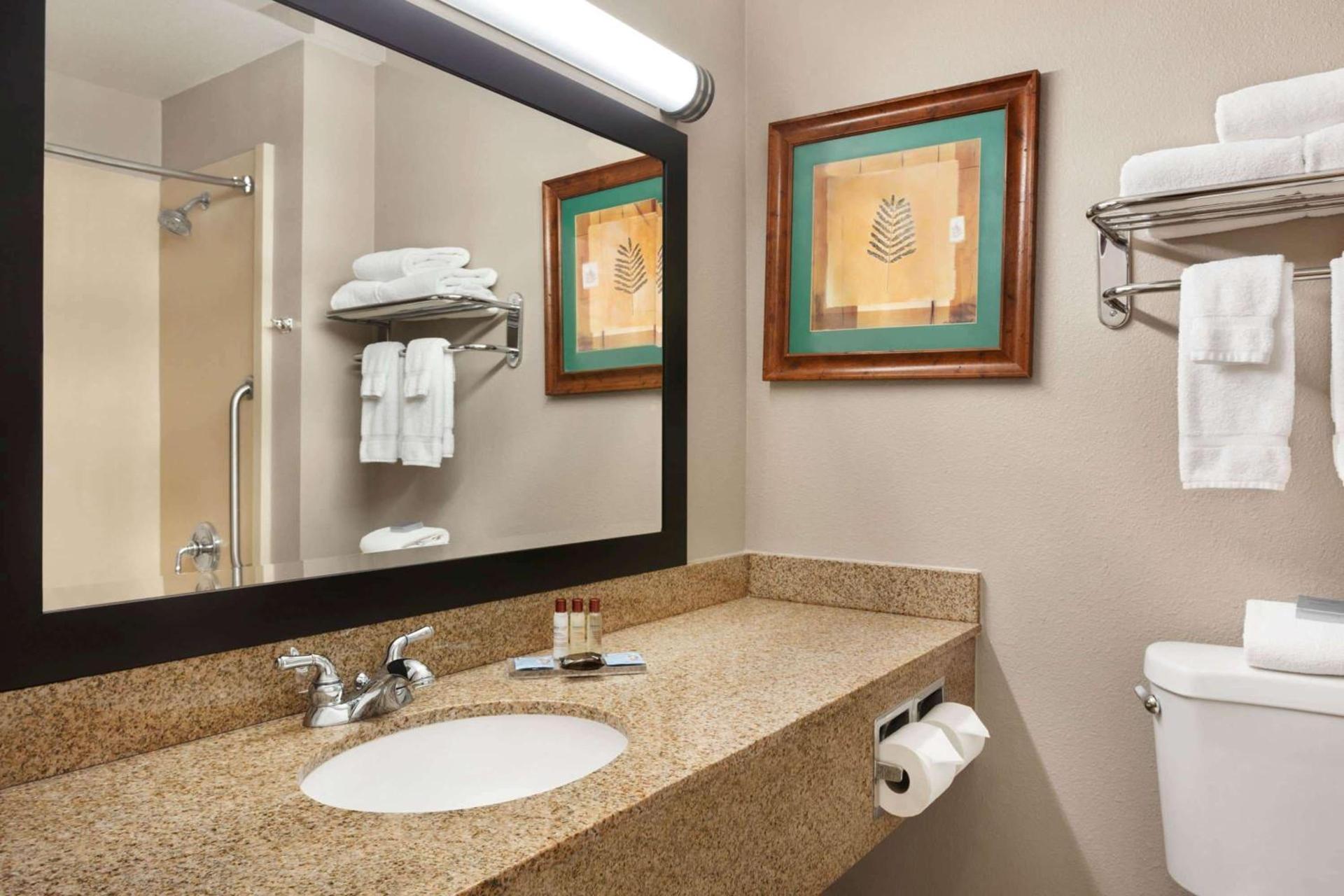 Wingate by Wyndham Bentonville photo 10