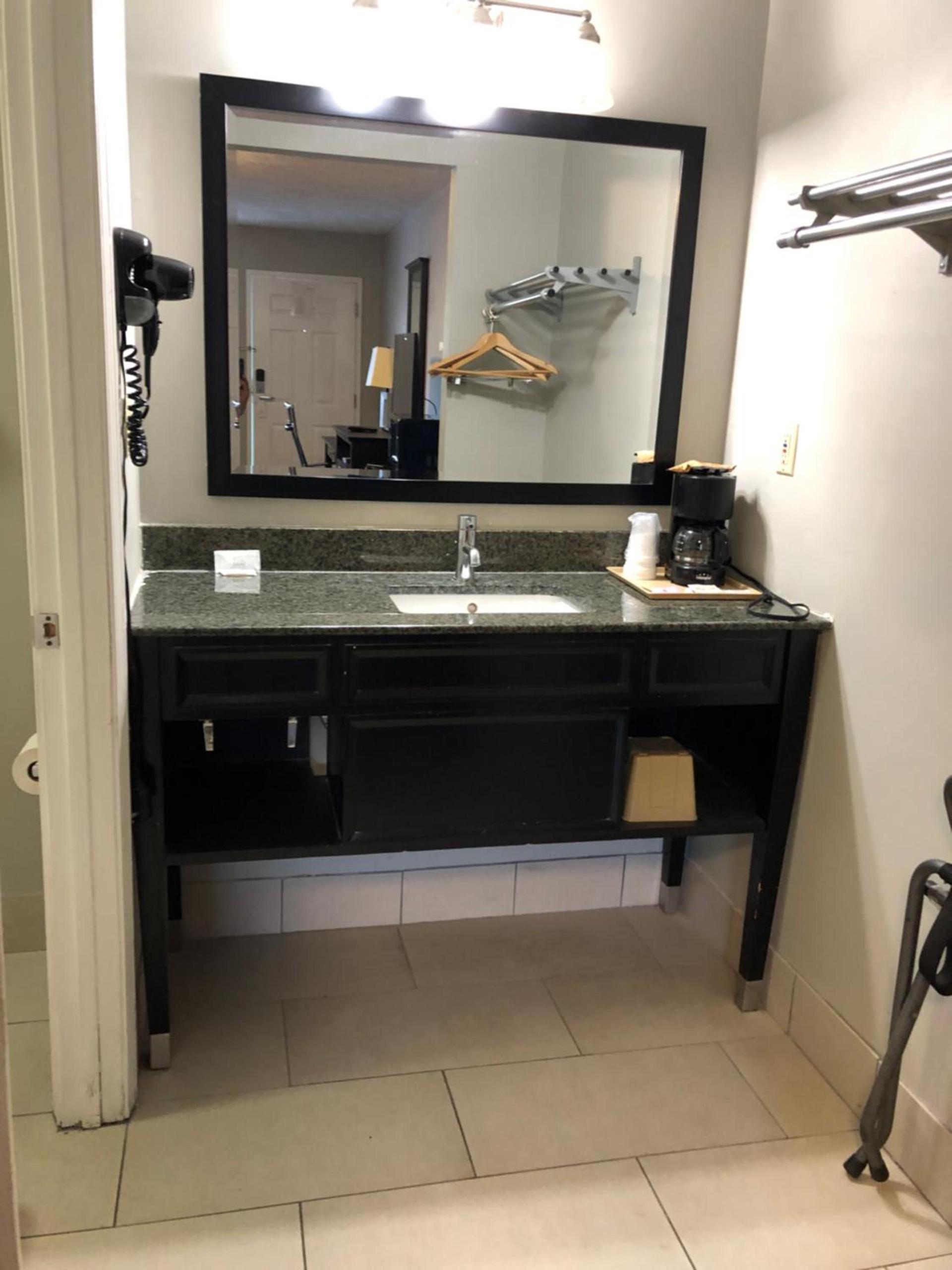 Deerfield Inn and Suites - Fairview photo 9