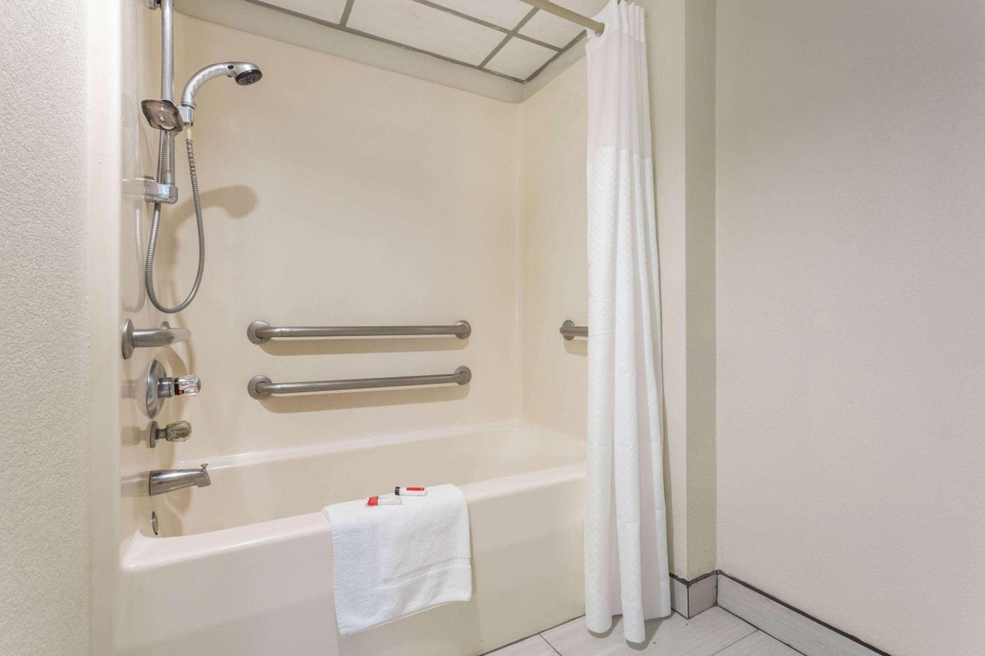 Days Inn & Suites by Wyndham Rocky Mount Golden East photo 29