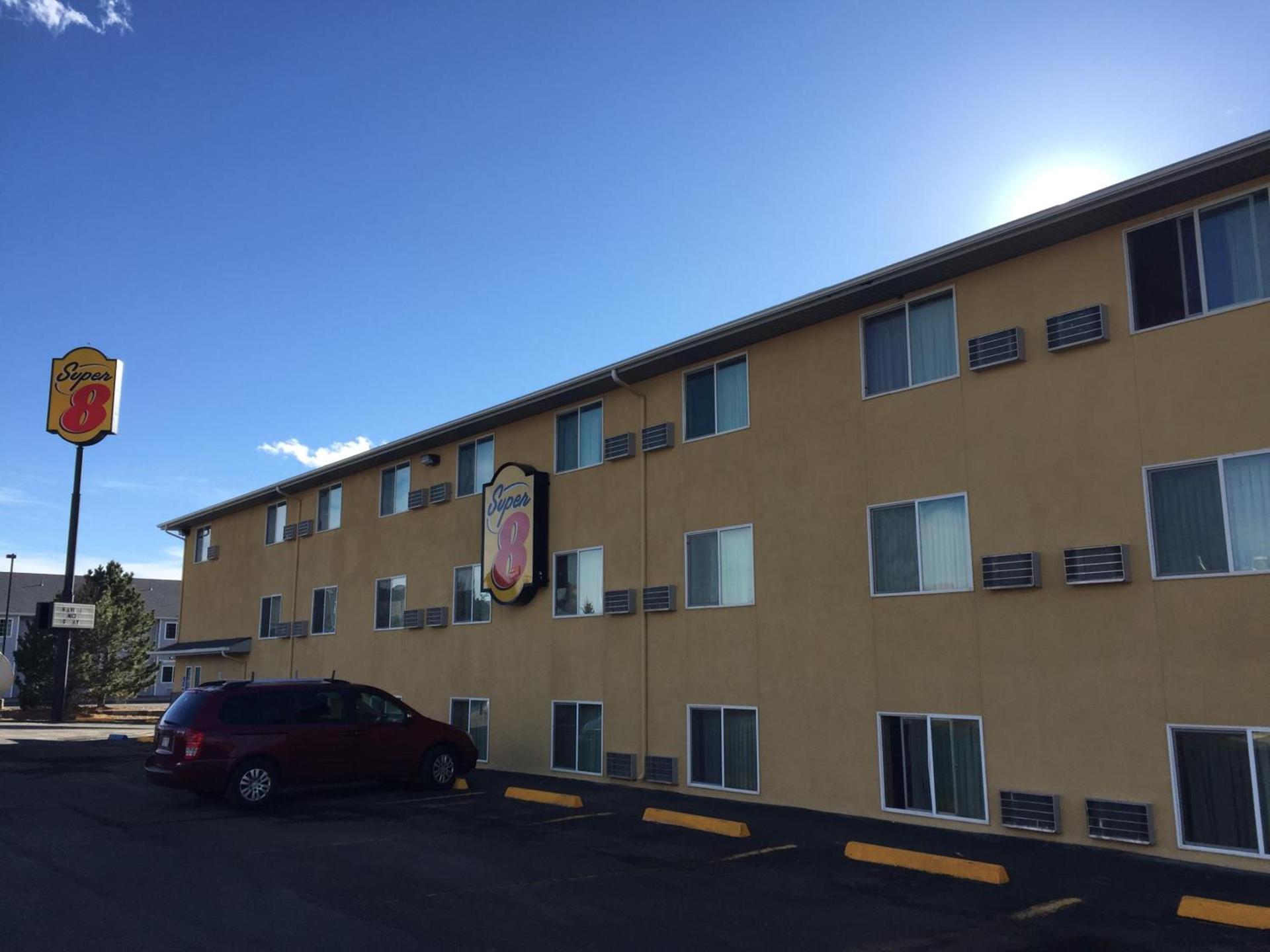 Super 8 by Wyndham Raton photo 7