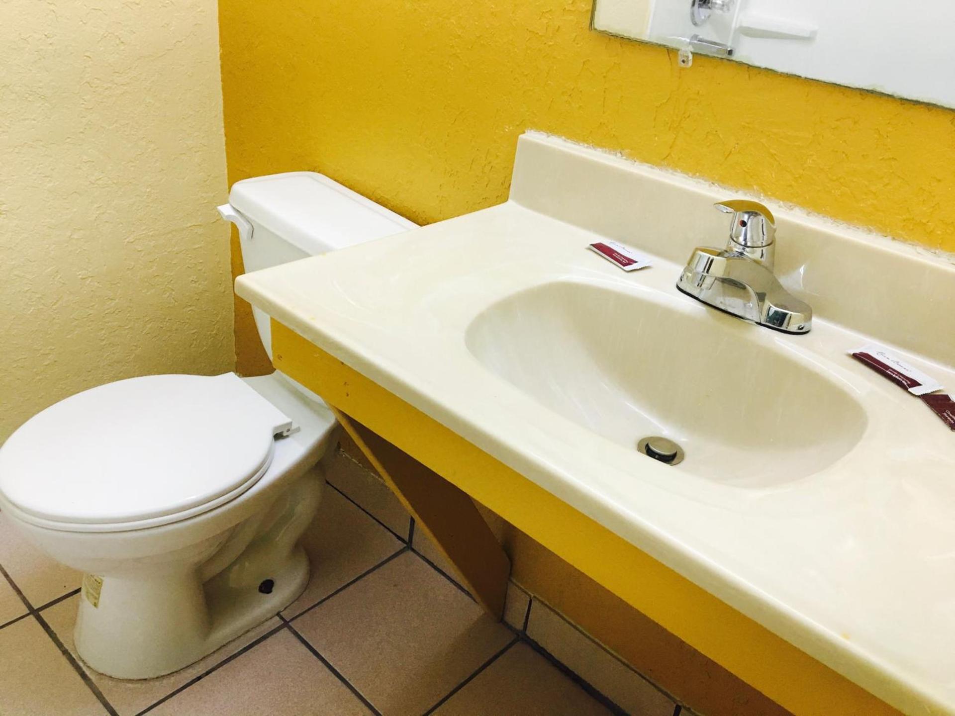 Relax Inn Lawton photo 4