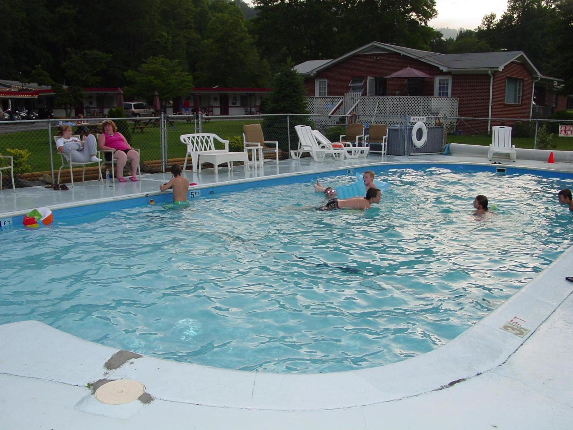 A Holiday Motel - Maggie Valley photo 4