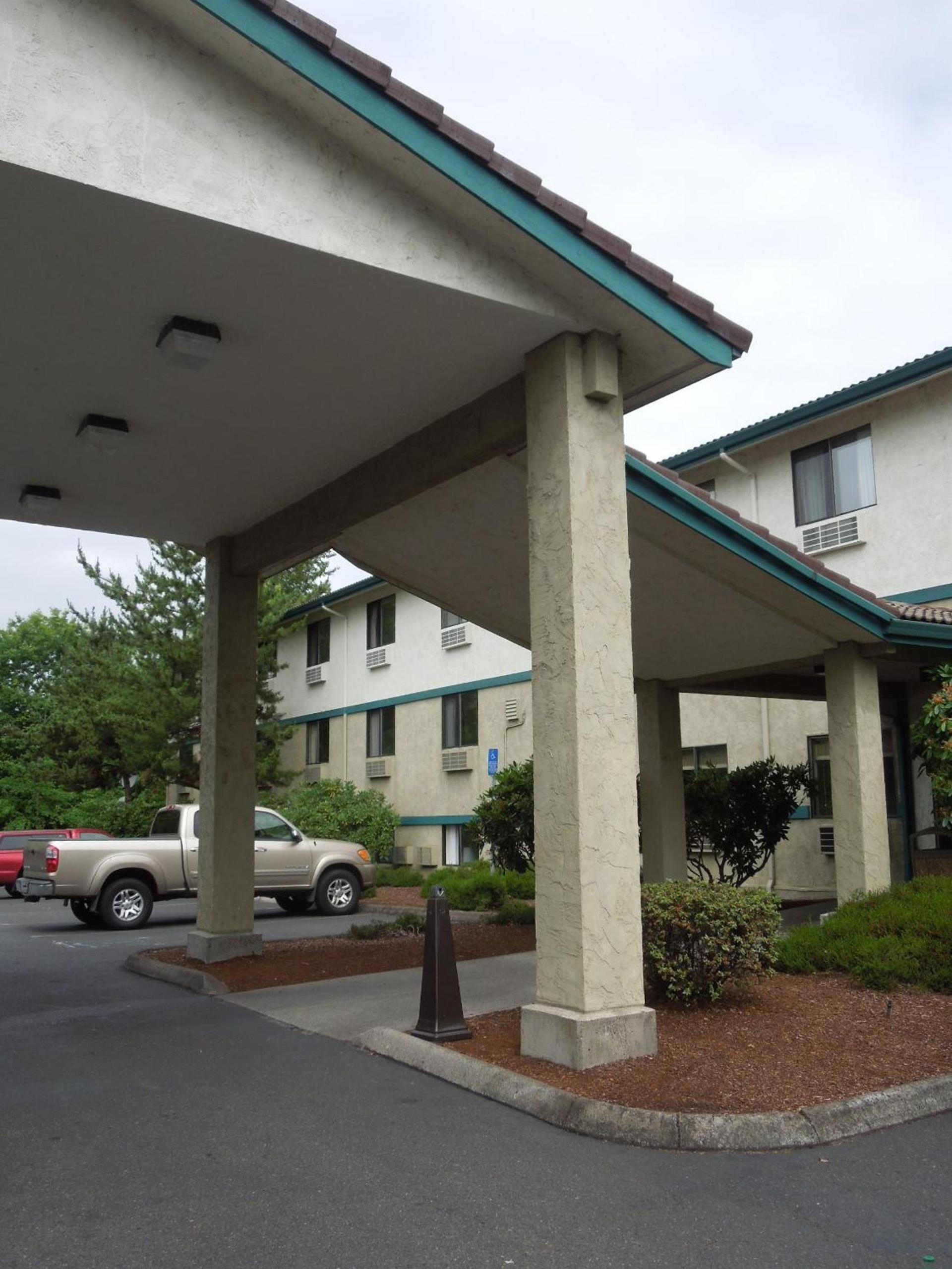Super 8 by Wyndham Portland Airport photo 28