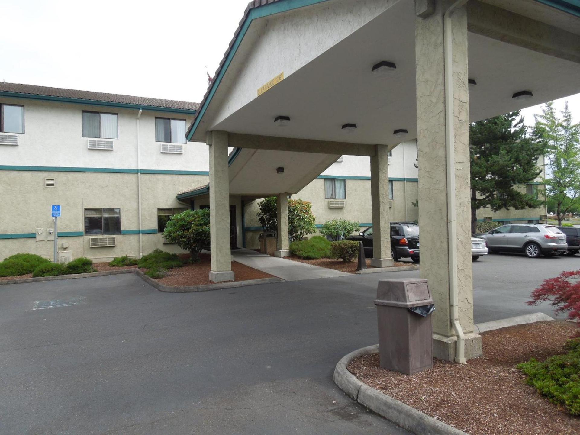 Super 8 by Wyndham Portland Airport photo 5