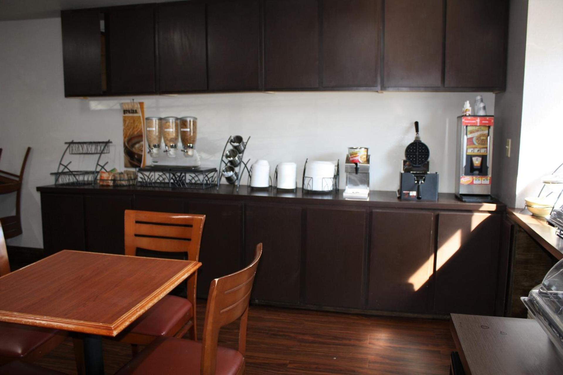 Microtel Inn by Wyndham Atlanta Airport photo 11