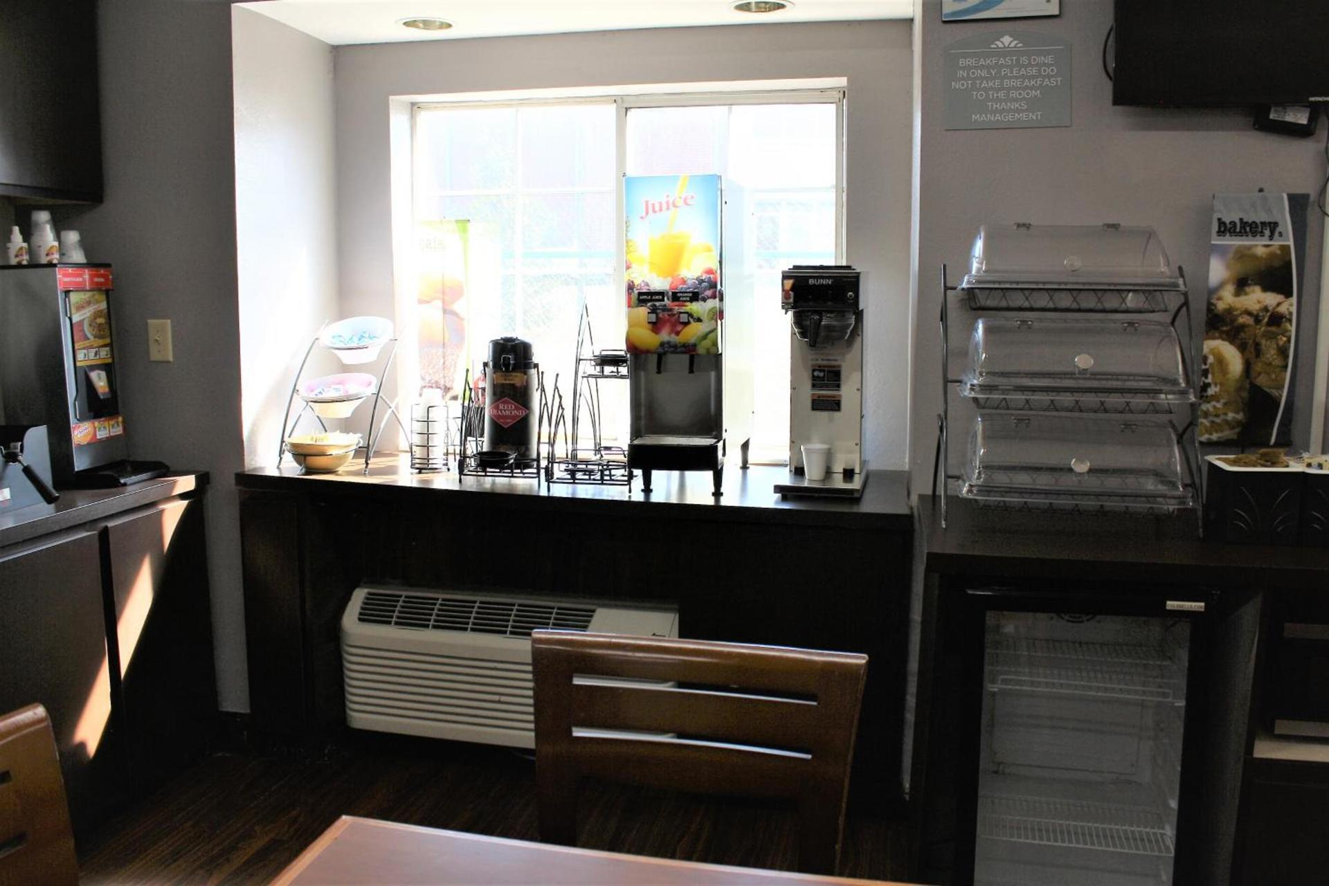 Microtel Inn by Wyndham Atlanta Airport photo 12