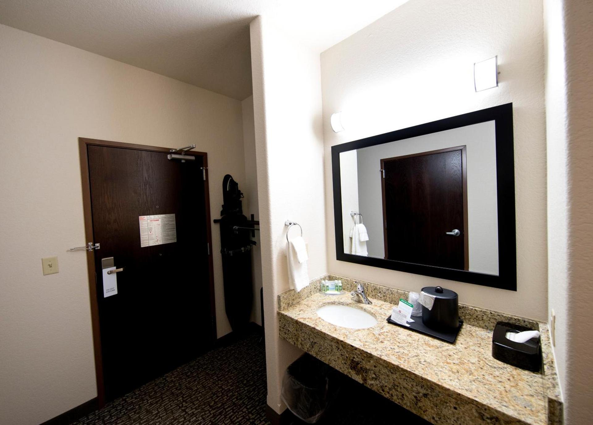 Cobblestone Inn & Suites – Manchester photo 4