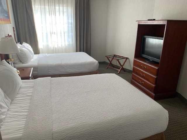 Host Inn an All Suites Hotel photo 10