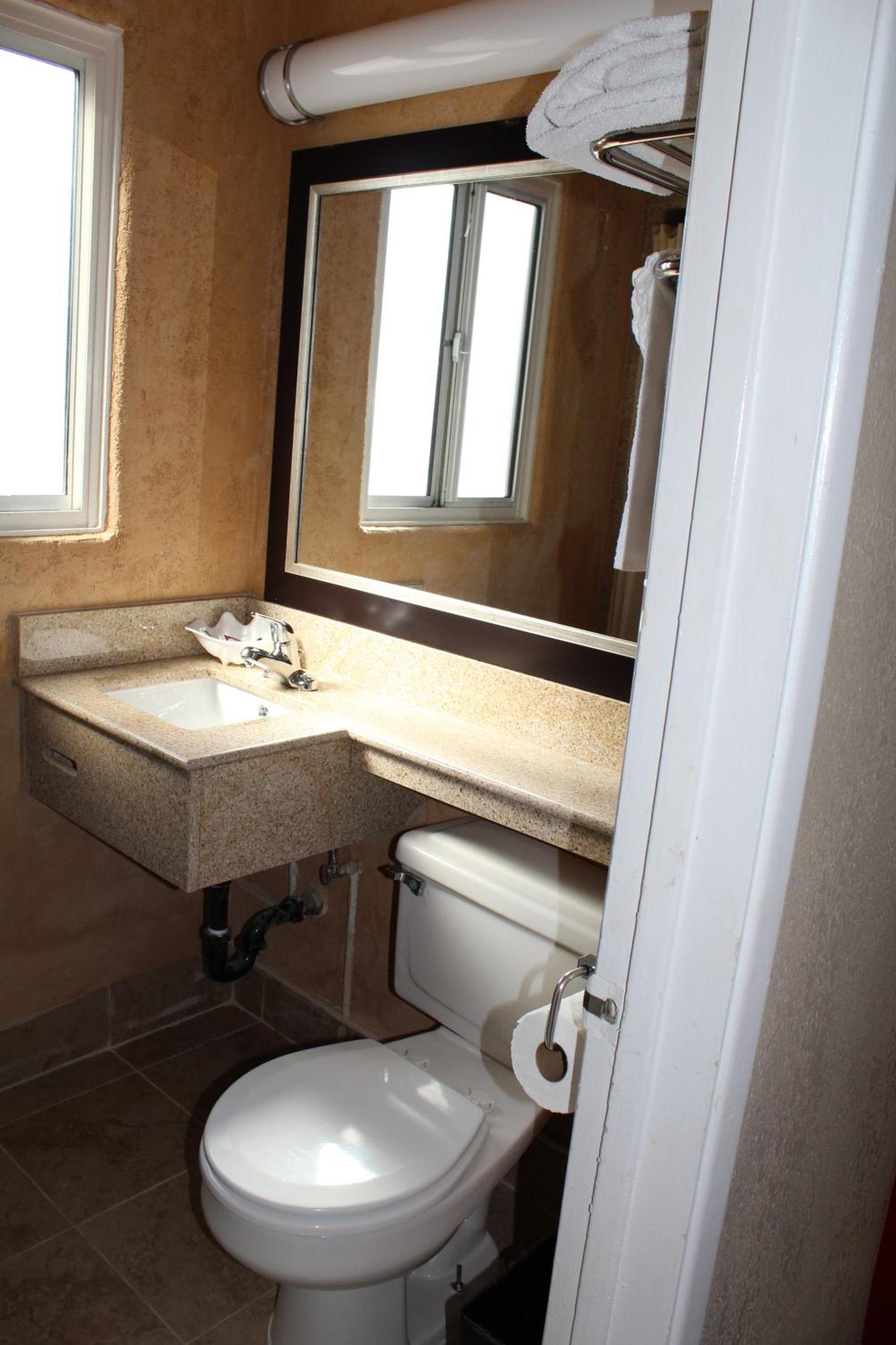 Harbor Inn & Suites Oceanside photo 41