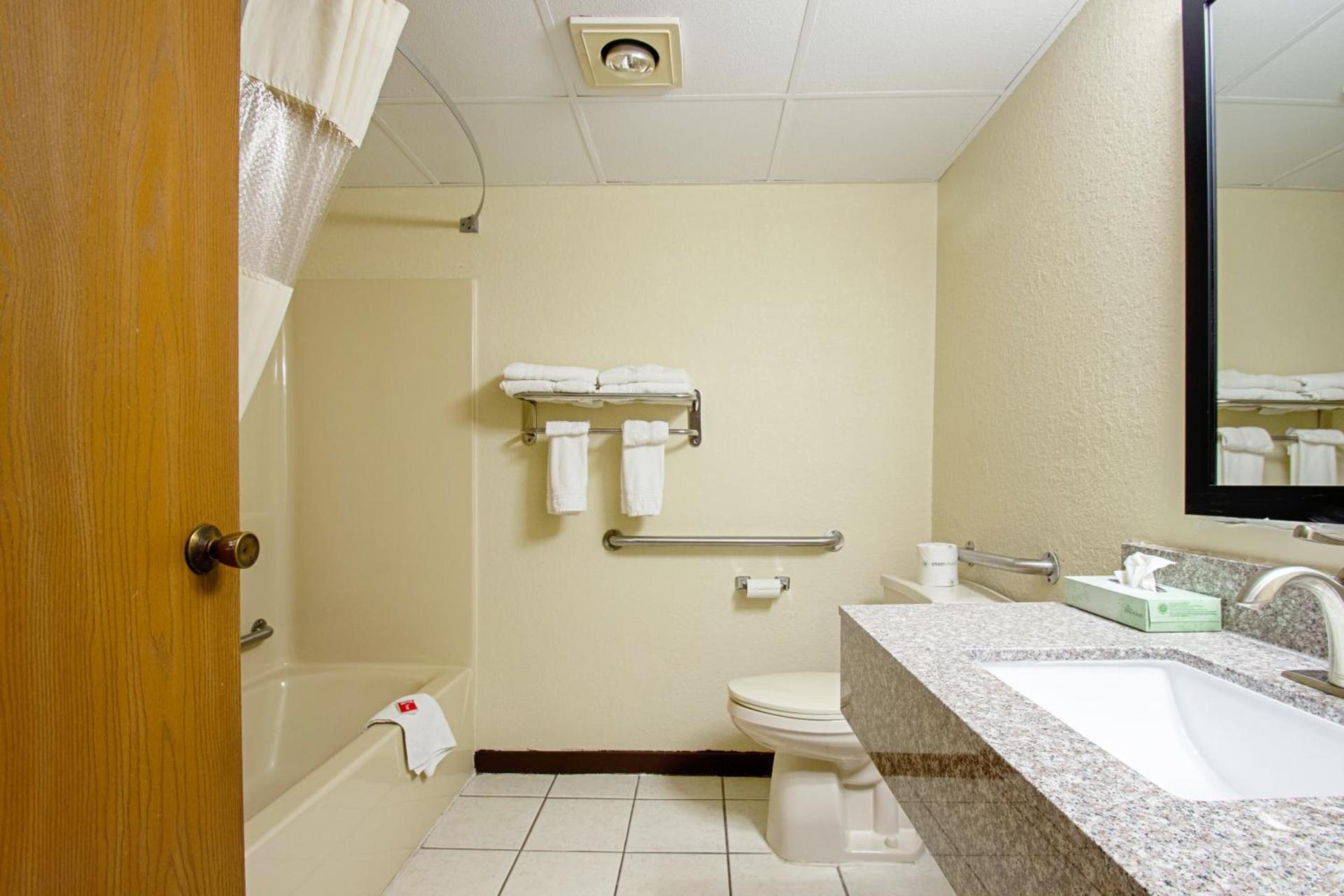Econo Lodge Inn & Suites Wisconsin Dells photo 35