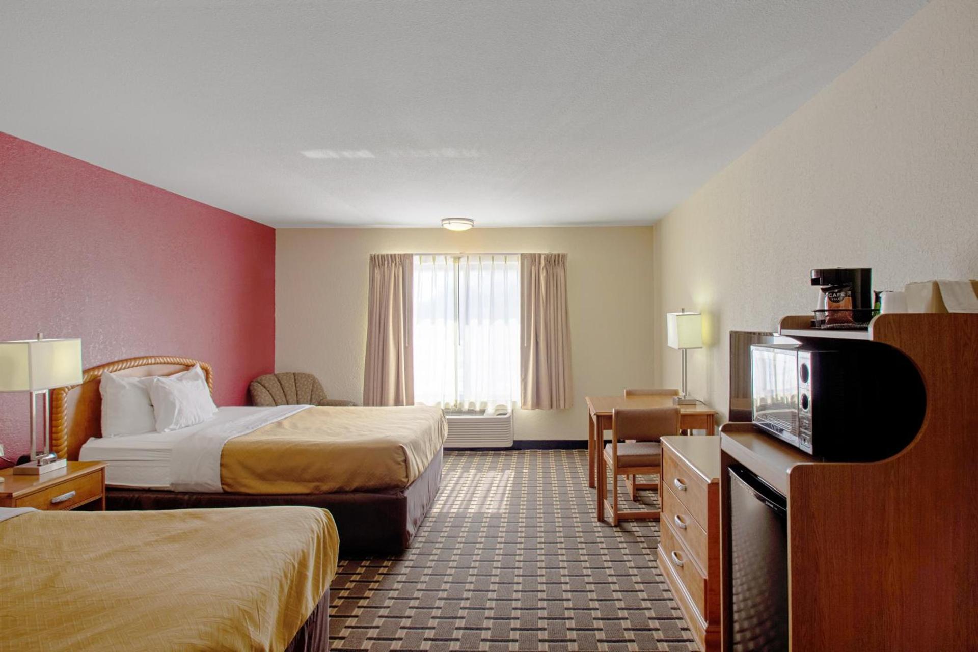 Econo Lodge Inn & Suites Wisconsin Dells photo 40