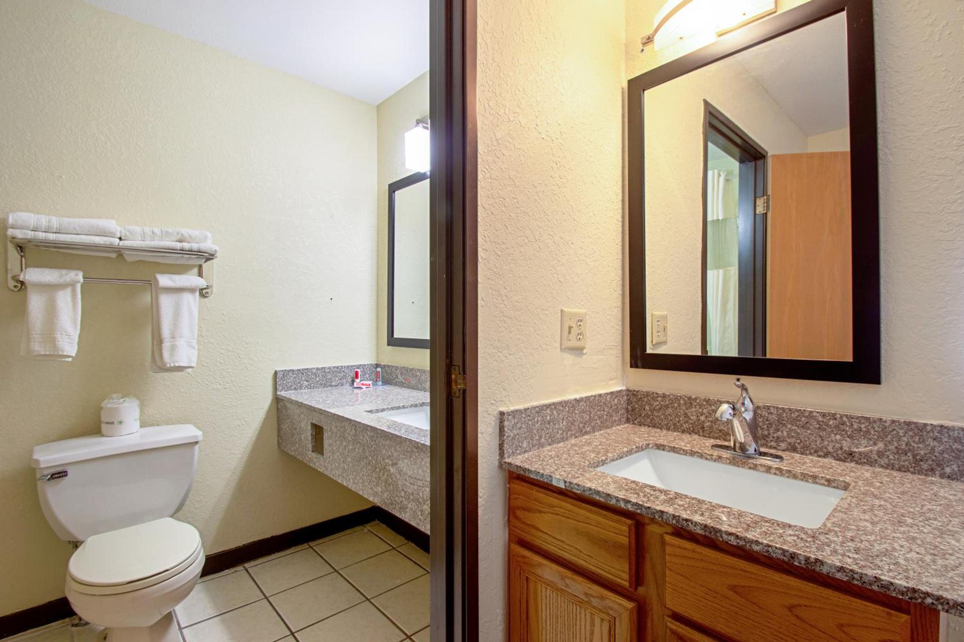 Econo Lodge Inn & Suites Wisconsin Dells photo 12