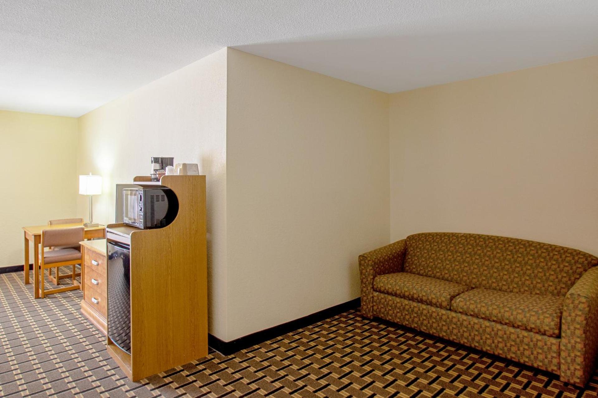 Econo Lodge Inn & Suites Wisconsin Dells photo 30