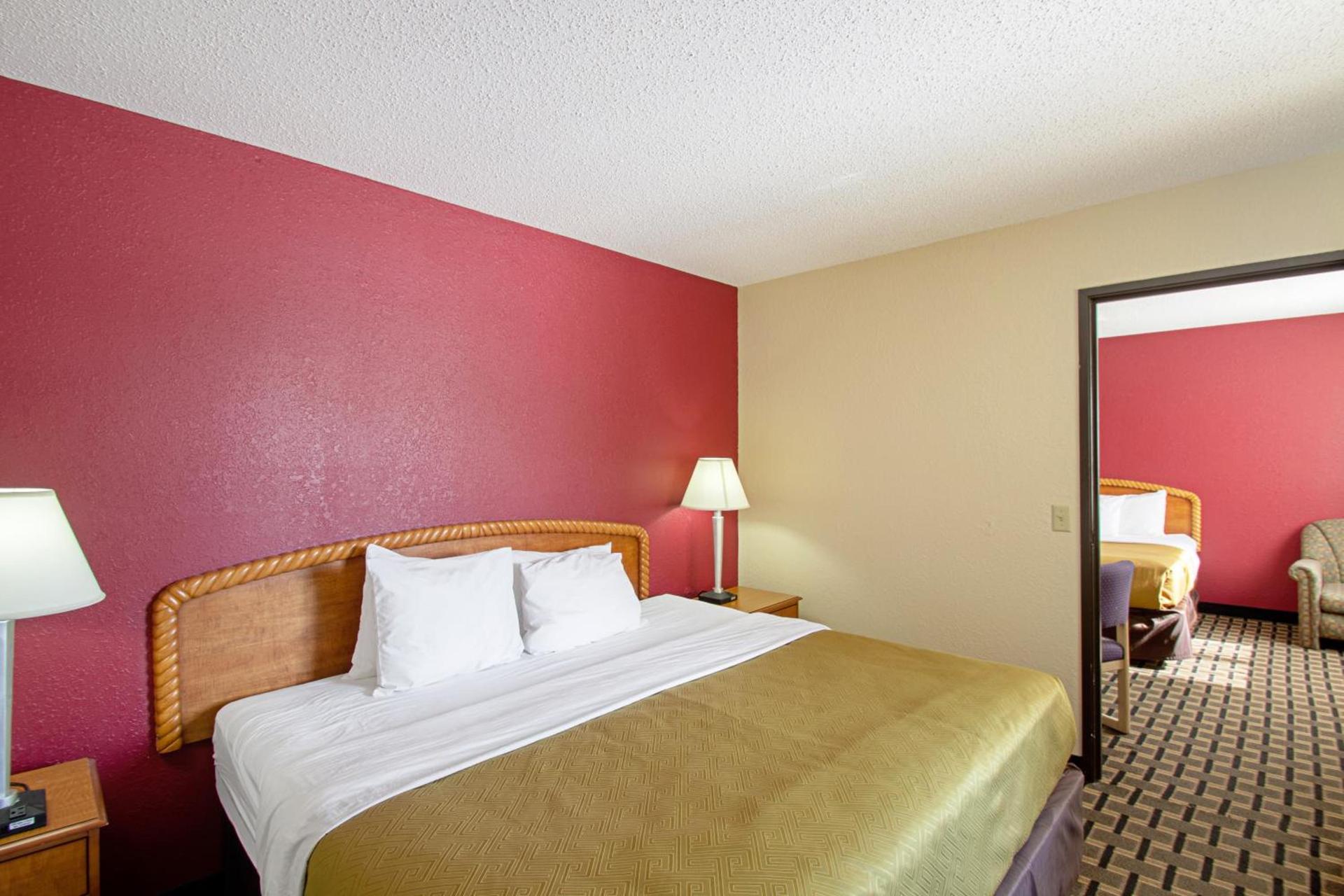 Econo Lodge Inn & Suites Wisconsin Dells photo 29