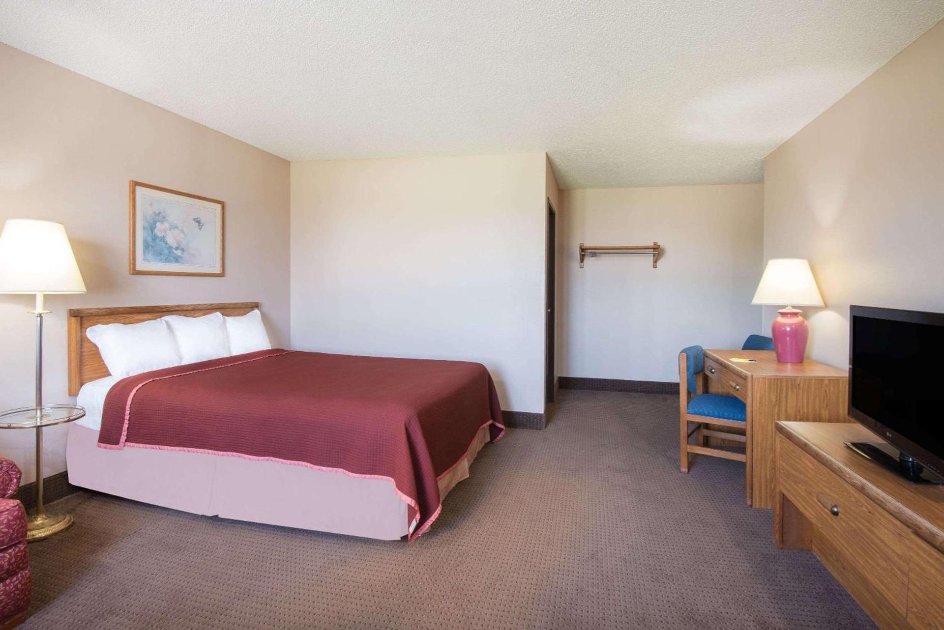 Super 8 by Wyndham Abilene KS photo 4