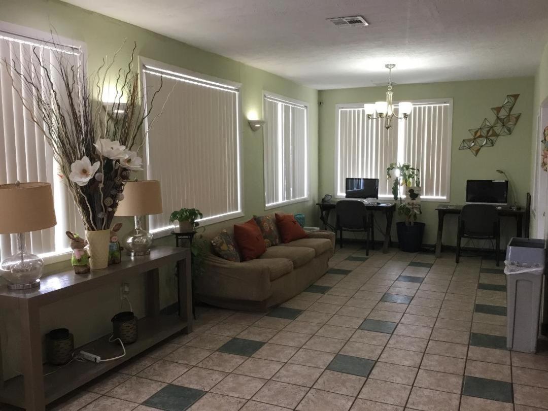 Houston Inn and Suites photo 2