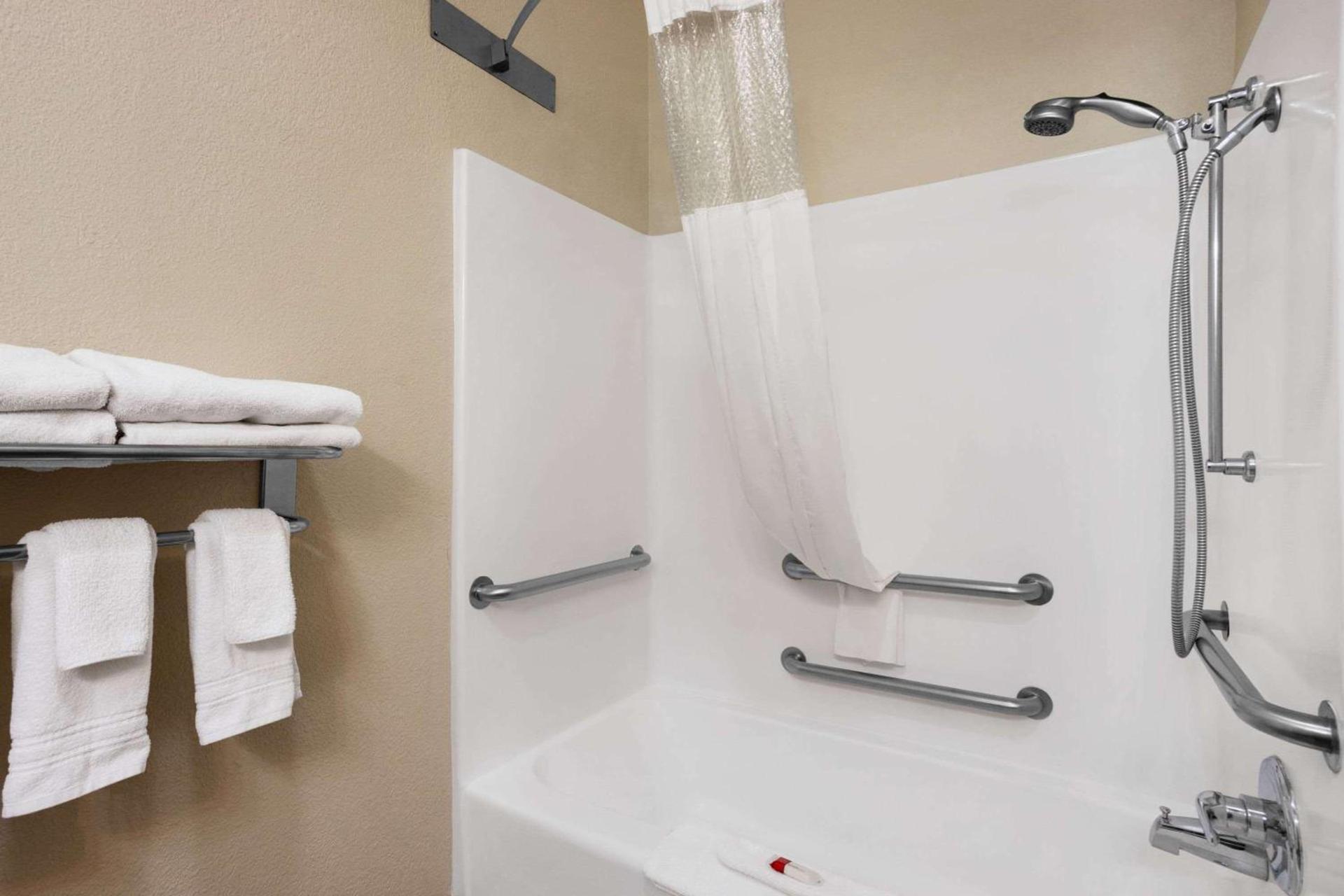 Ramada by Wyndham Elizabethtown photo 12