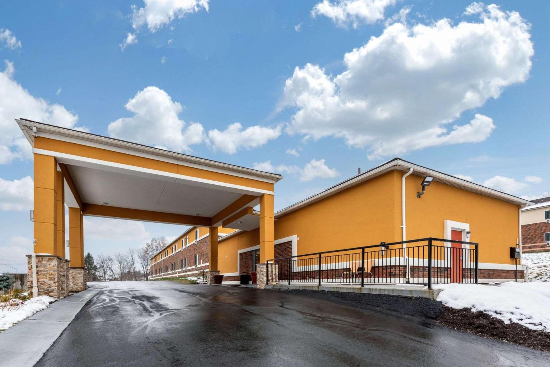 Quality Inn Coraopolis - Pittsburgh Airport photo 2