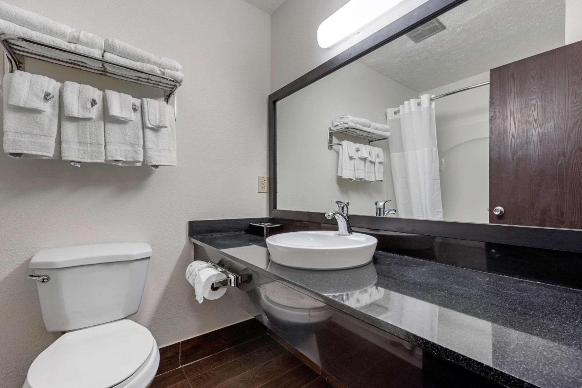 Quality Inn Coraopolis - Pittsburgh Airport photo 19