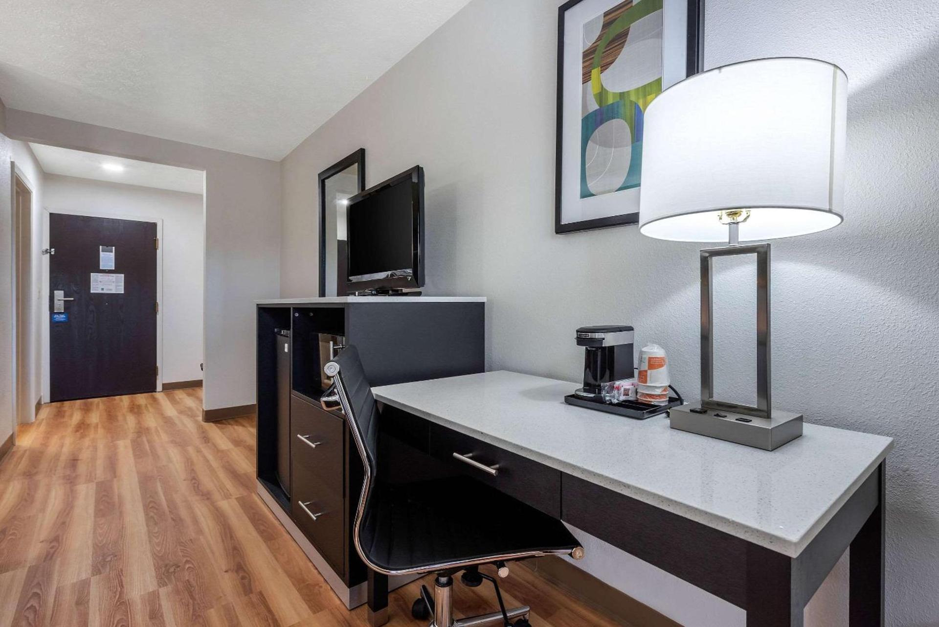 Quality Inn Coraopolis - Pittsburgh Airport photo 13