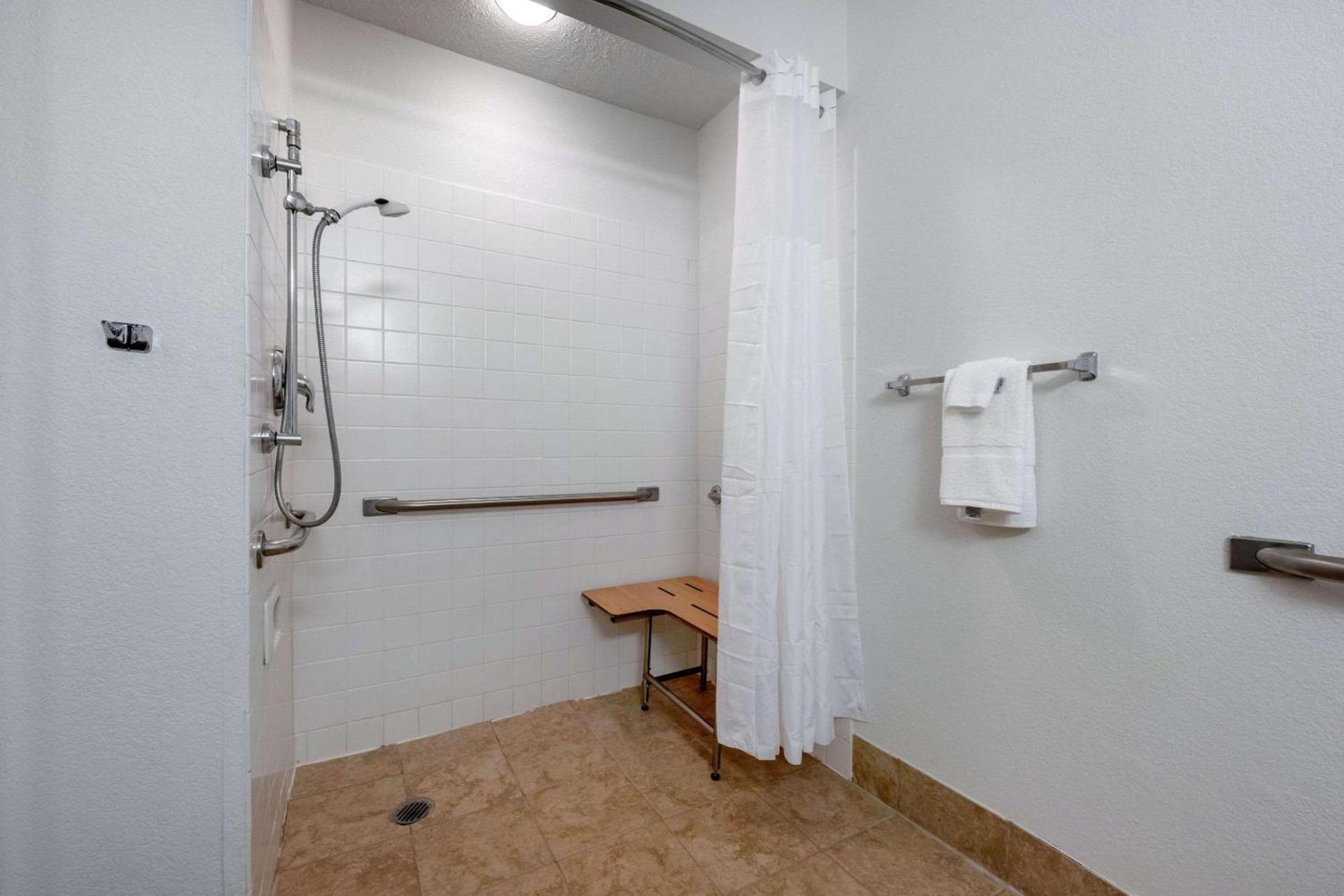 Quality Inn Coraopolis - Pittsburgh Airport photo 21