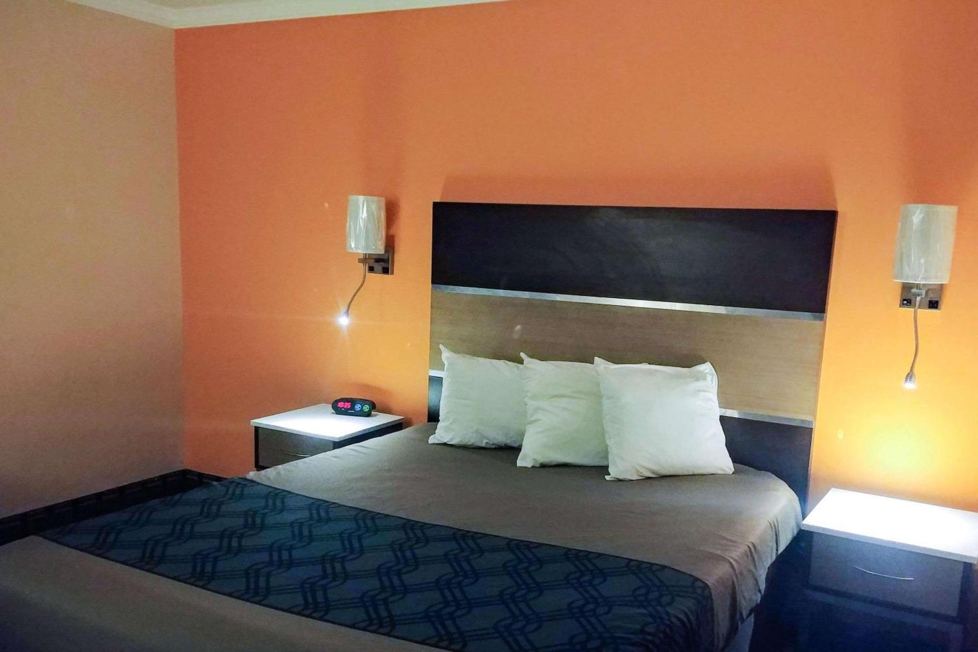 Econo Lodge Milldale - Southington photo 39