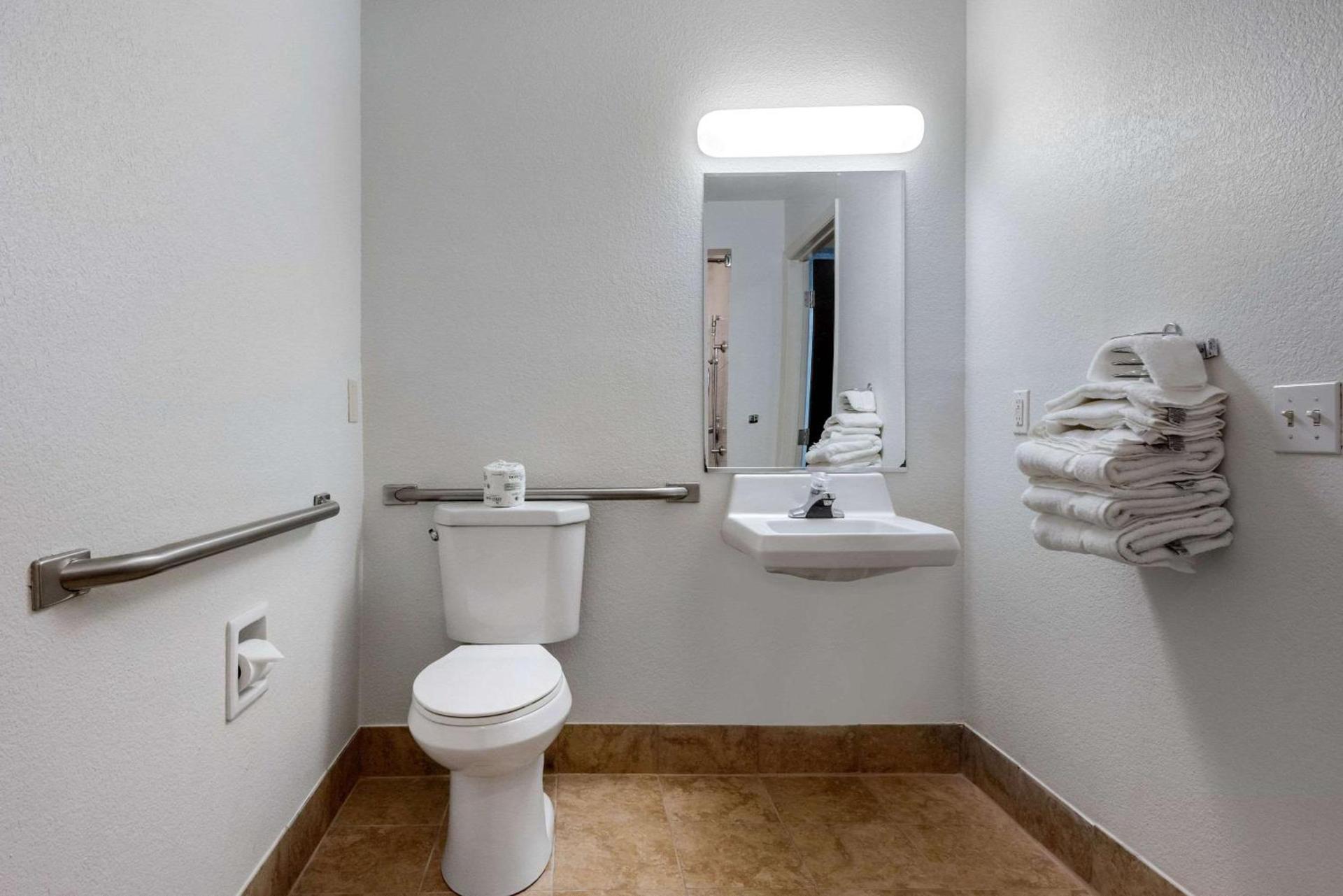 Quality Inn Coraopolis - Pittsburgh Airport photo 20
